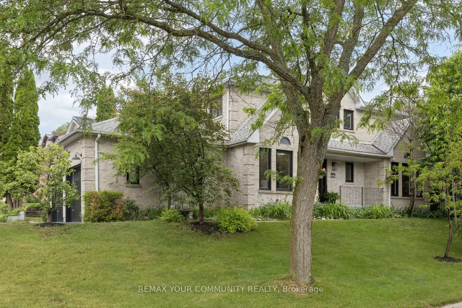 Photo 5 of 16 Autumn Way, Aurora, Aurora Heights — HOMEH