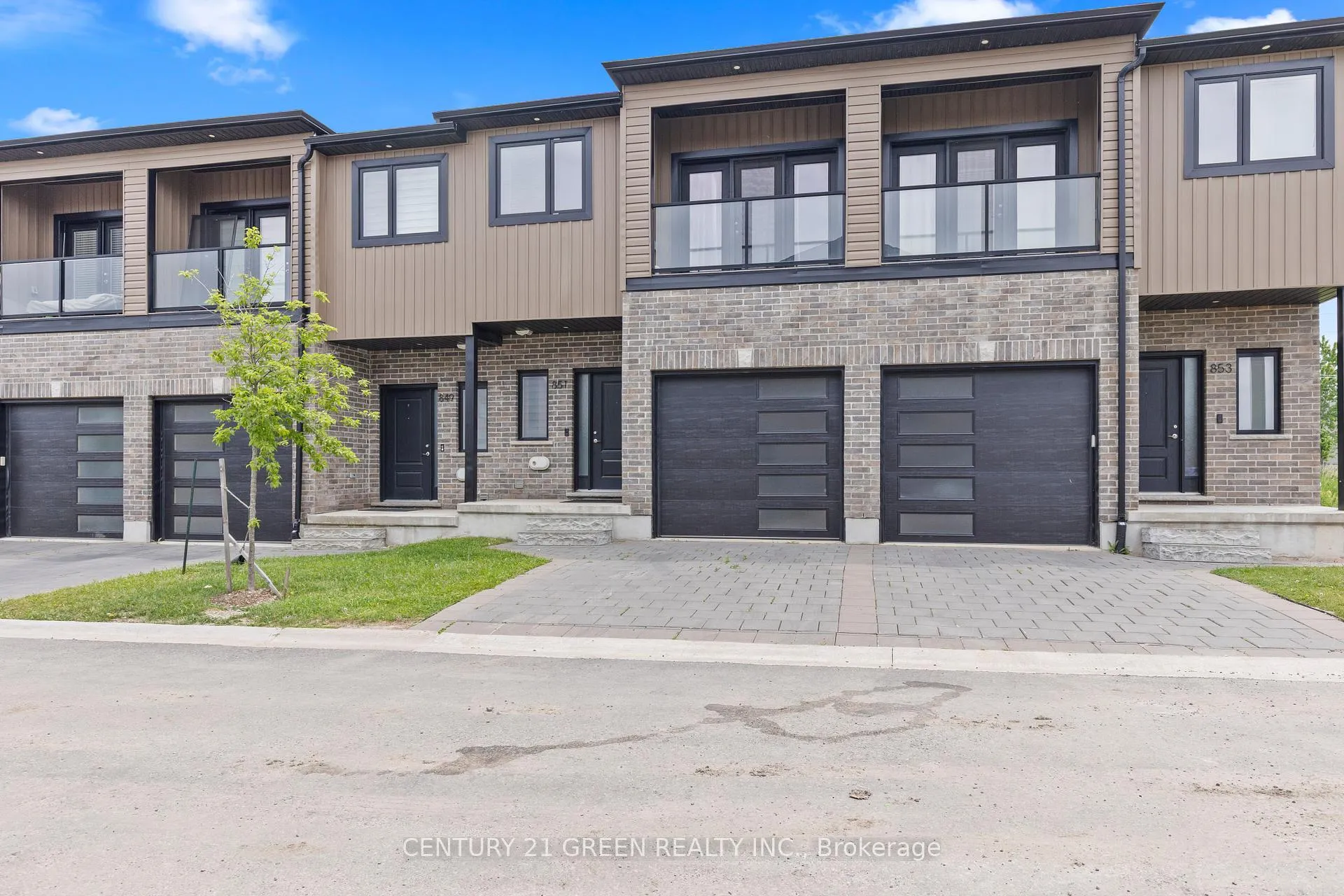 Front of 851 Sarnia Road
