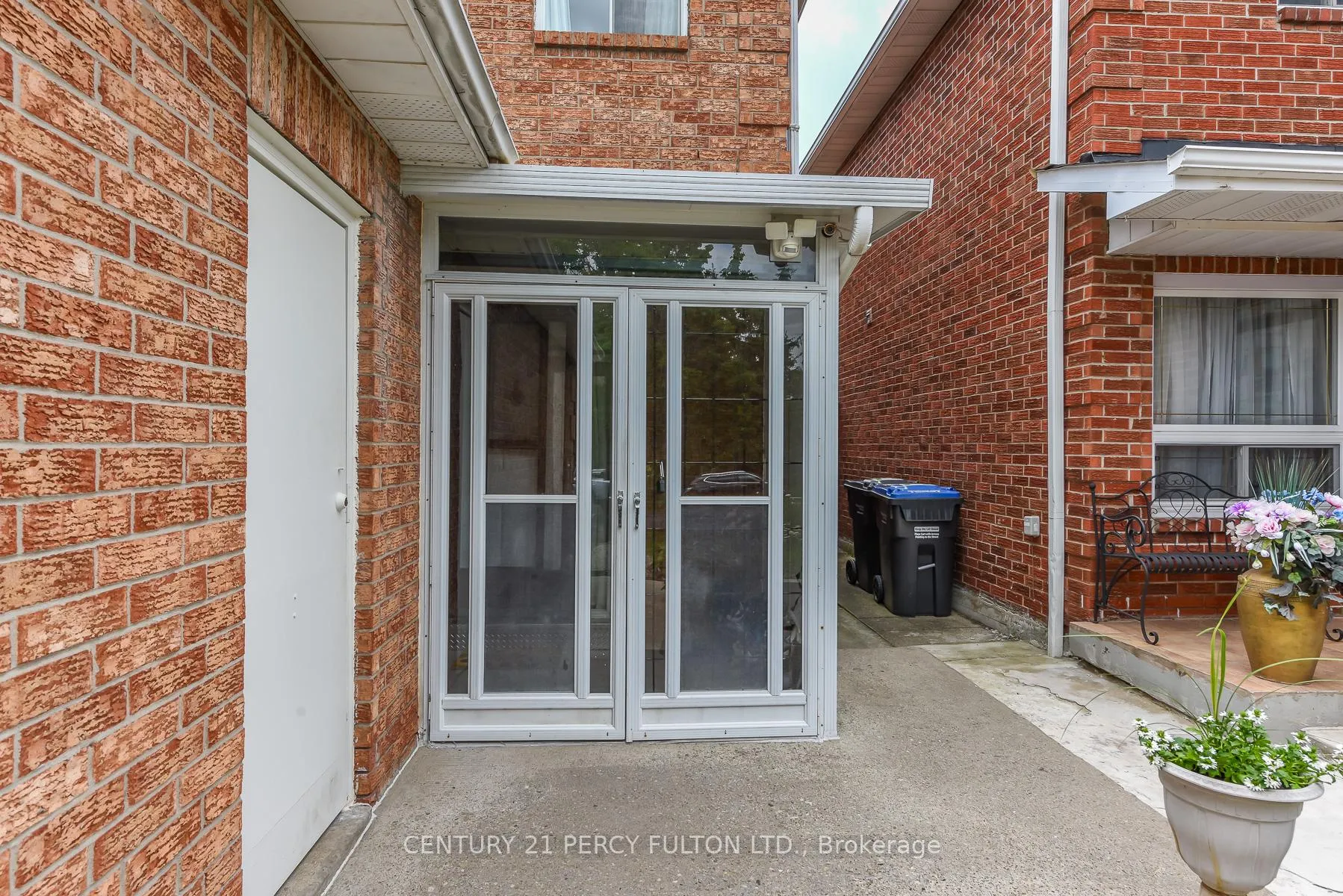 Photo 3 of 233 Murray Street, Brampton, Brampton West — HOMEH