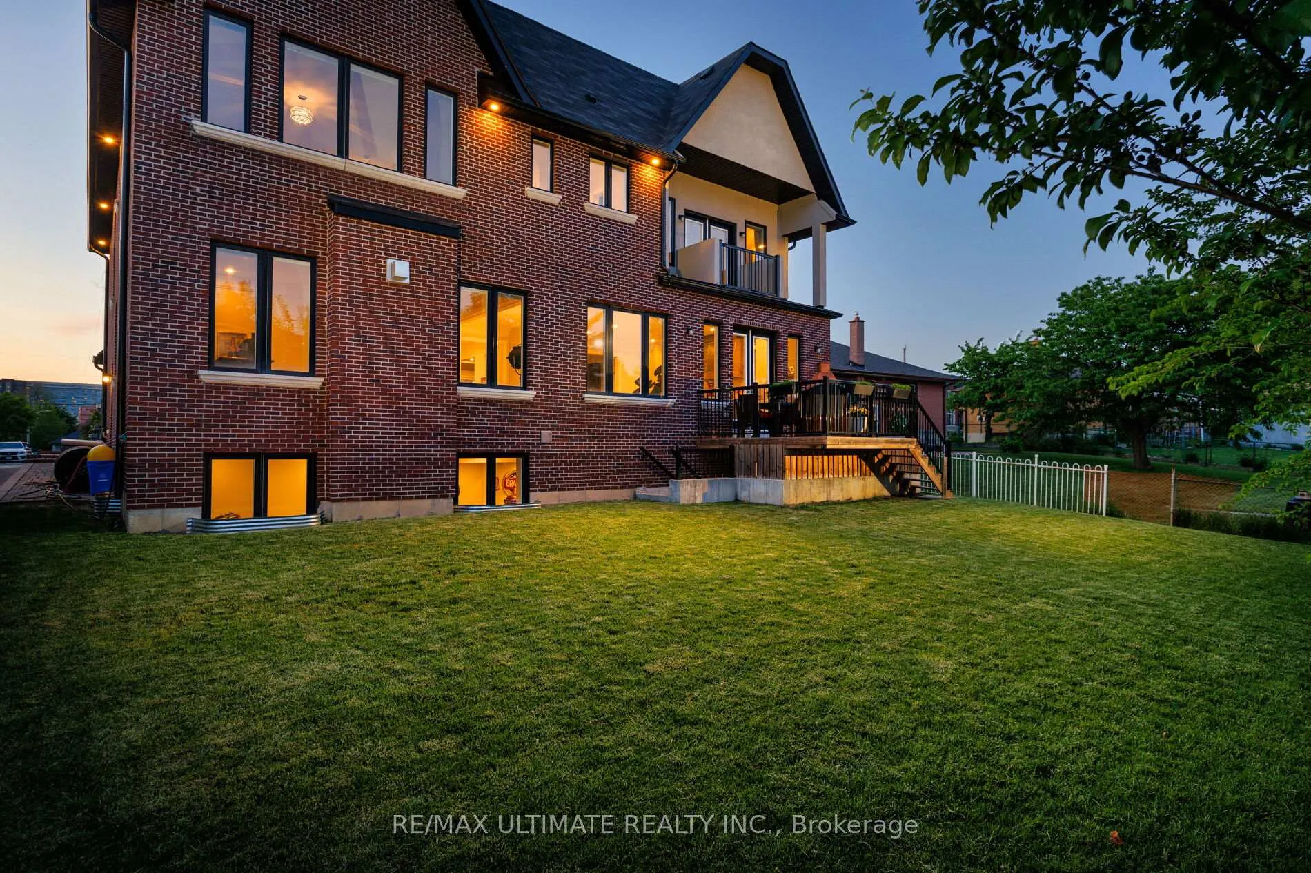 Photo 3 of 33 Dorsey Drive, North York, Maple Leaf — HOMEH