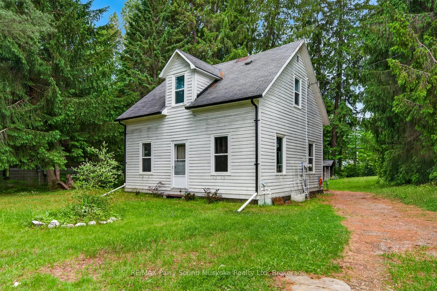 Front of 14 Victoria Street W