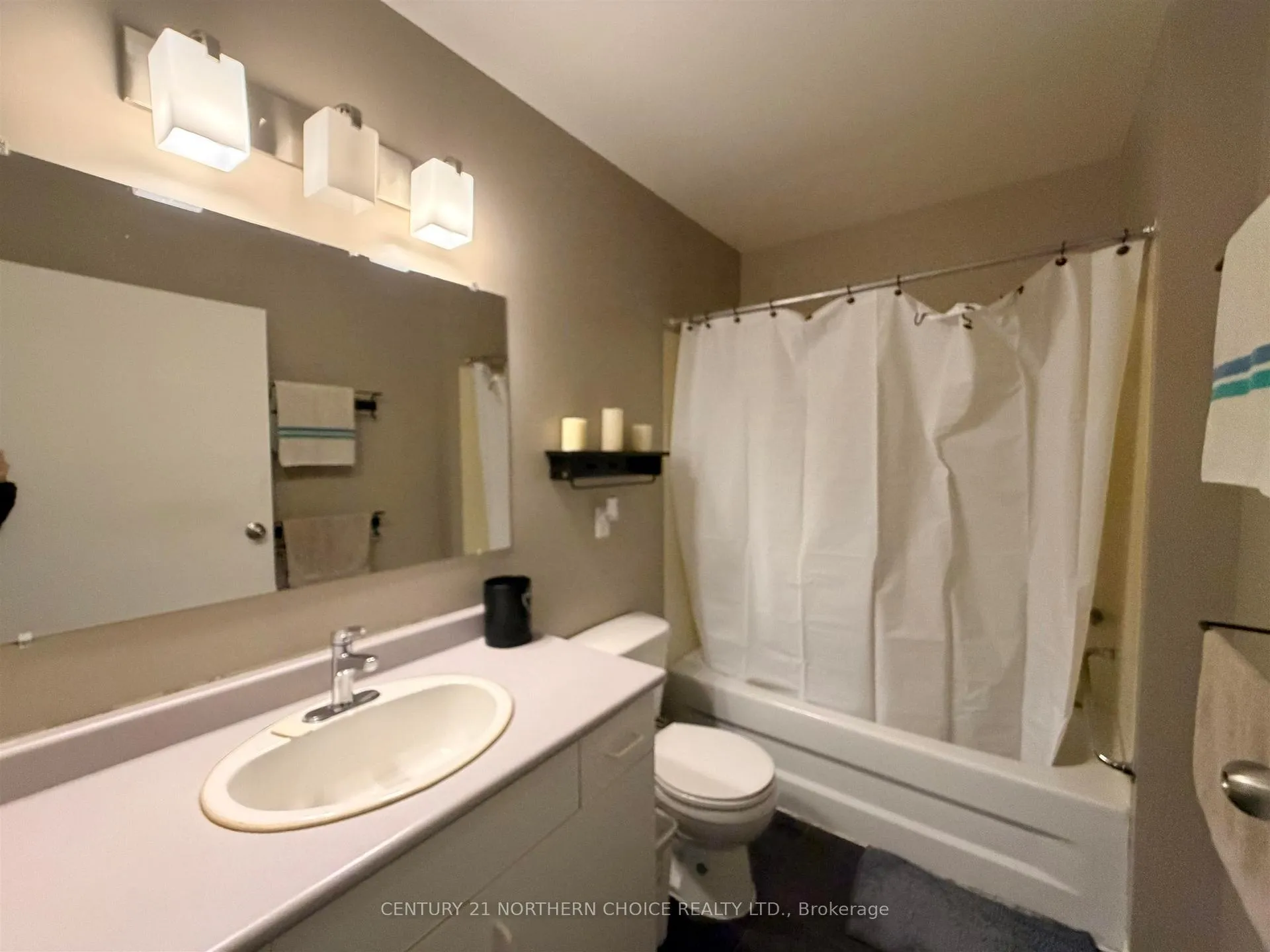 Photo 10 of 637 Fifth Avenue South, Kenora, Lakeside — HOMEH