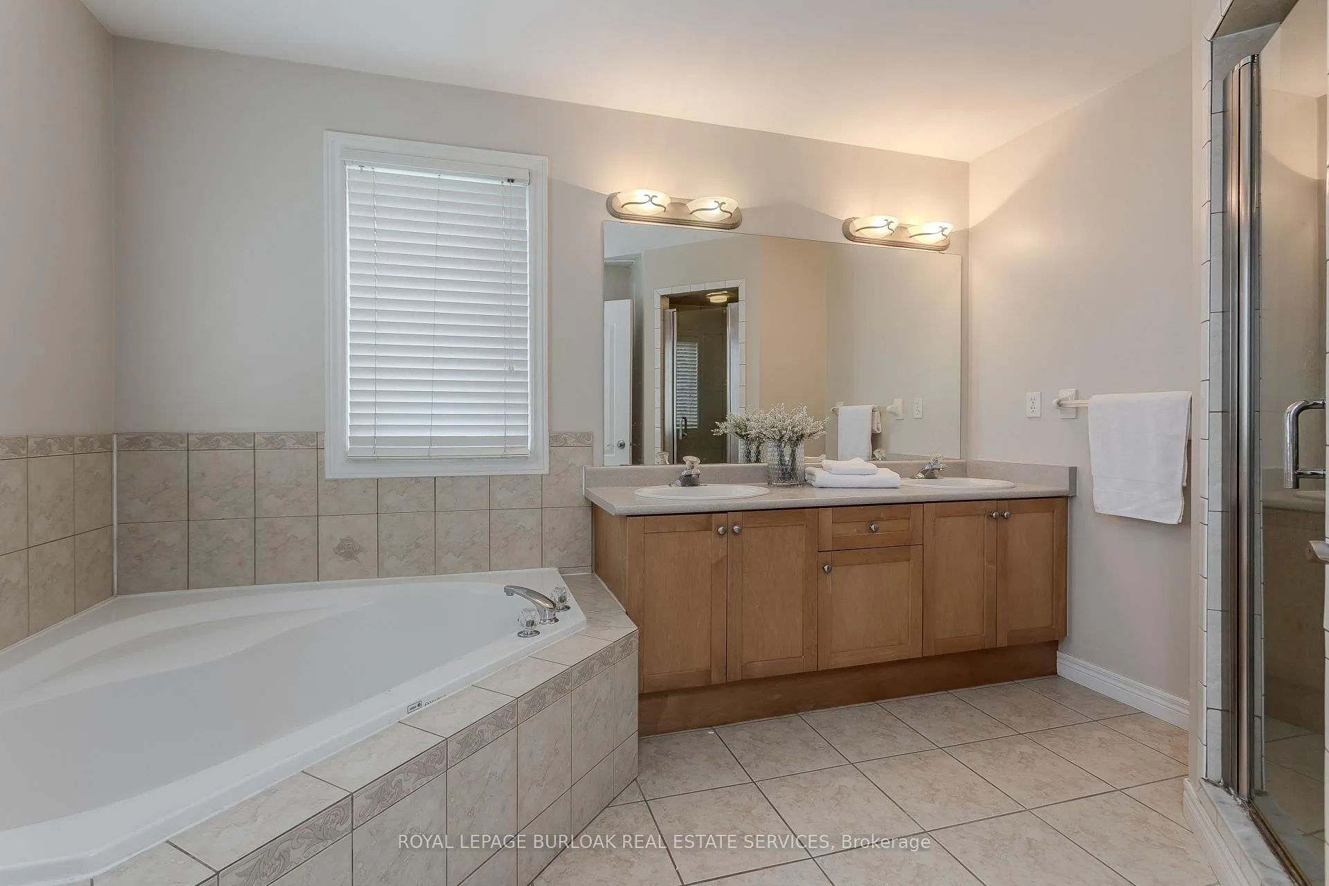 Photo 14 of 2454 Sutton Drive, Burlington, Orchard — HOMEH