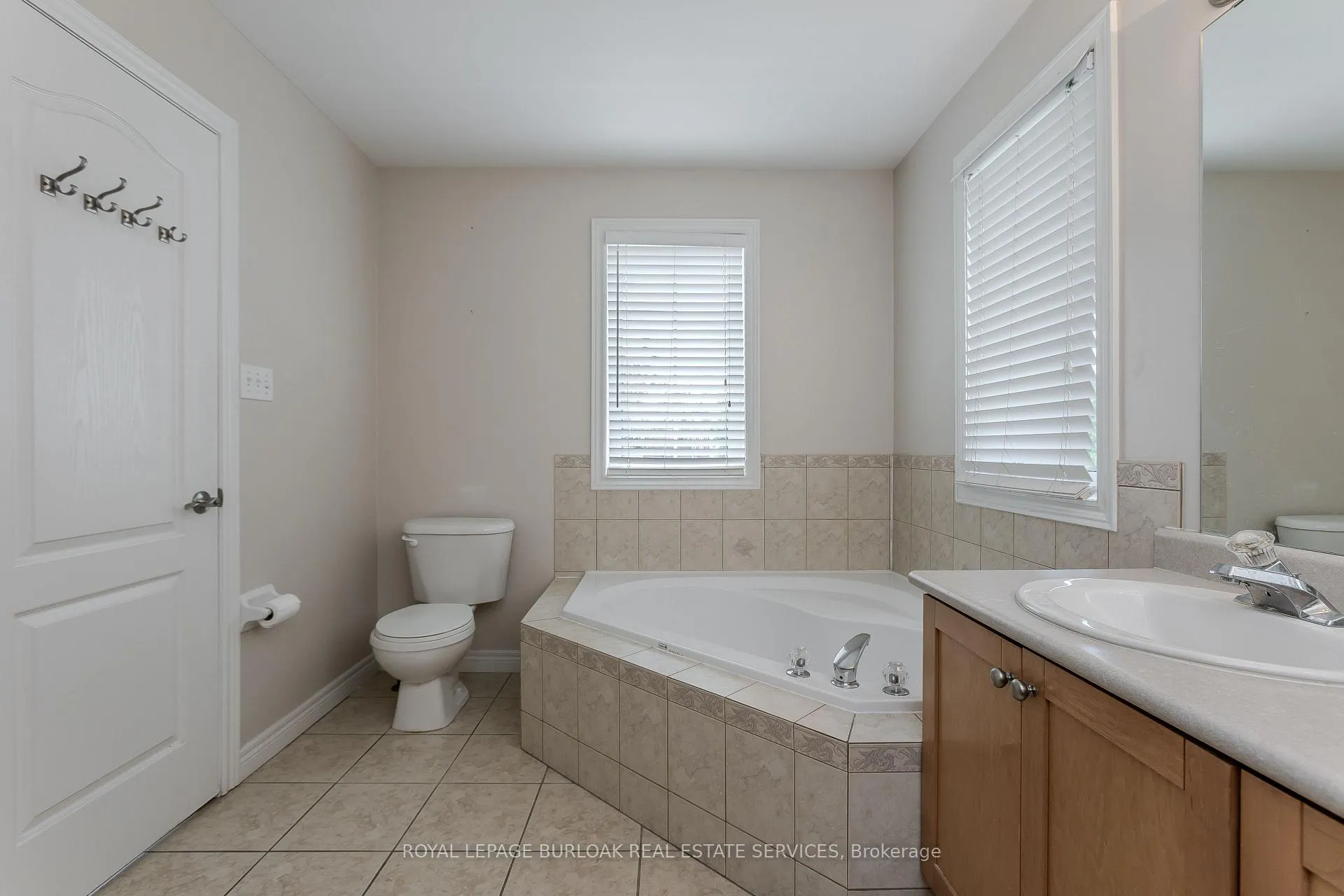 Photo 15 of 2454 Sutton Drive, Burlington, Orchard — HOMEH