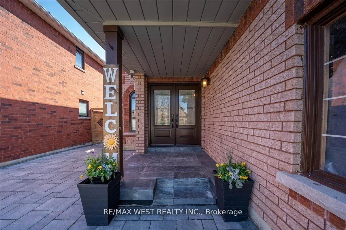 Photo 5 of 26 Country Stroll Crescent, Caledon, Bolton West — HOMEH