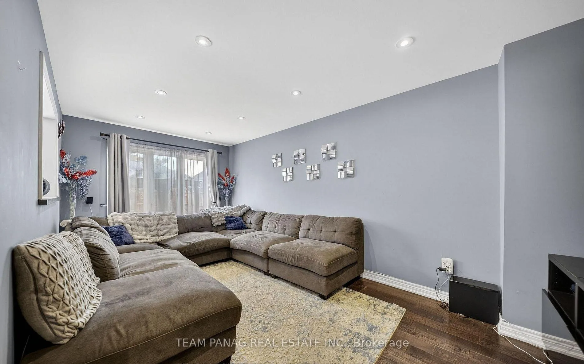 Photo 9 of 8 Deerglen Drive, Brampton, Sandringham-Wellington — HOMEH