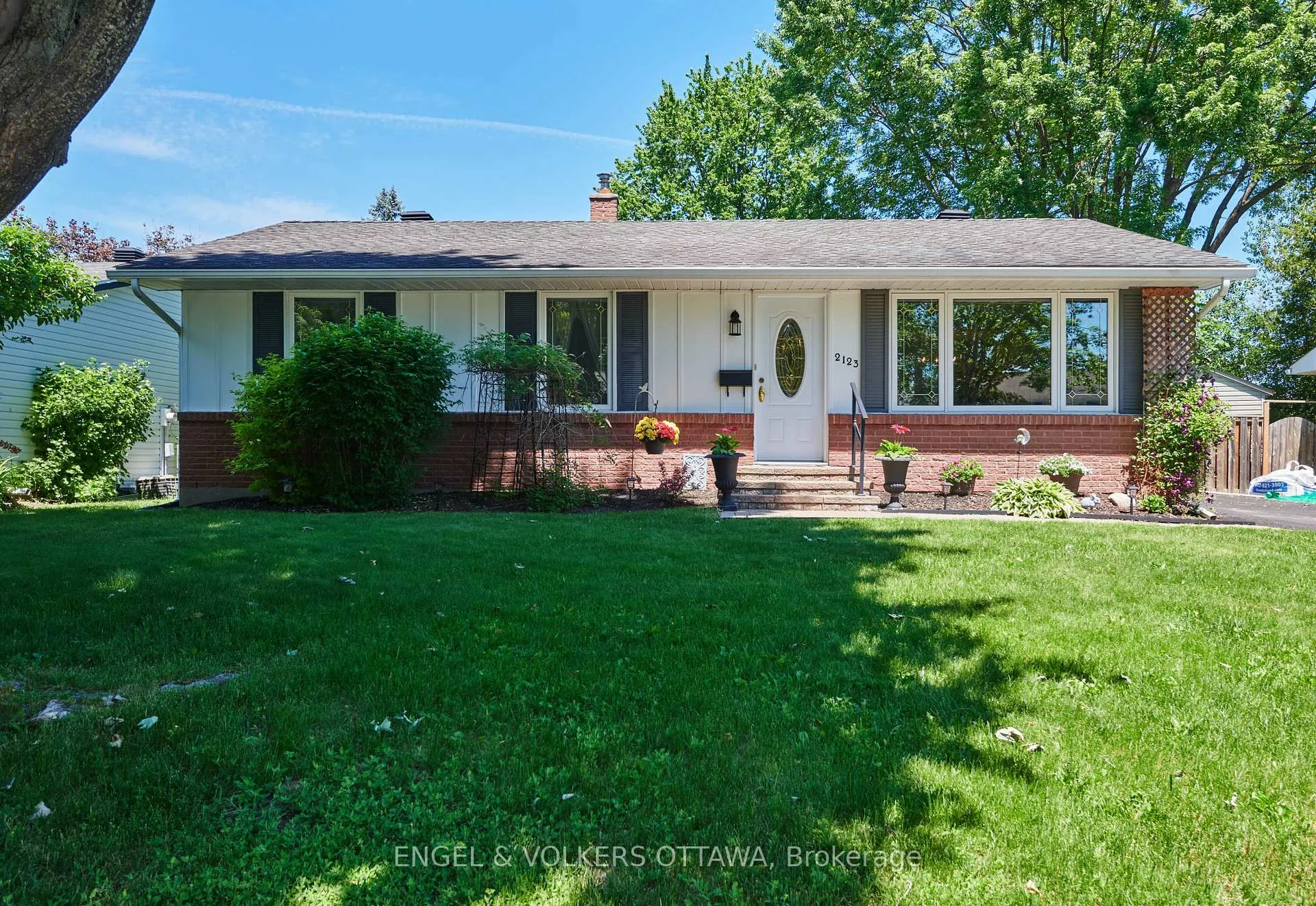 Photo 1 of 2123 Blue Jay Crescent, Ottawa, Beacon Hill North — HOMEH