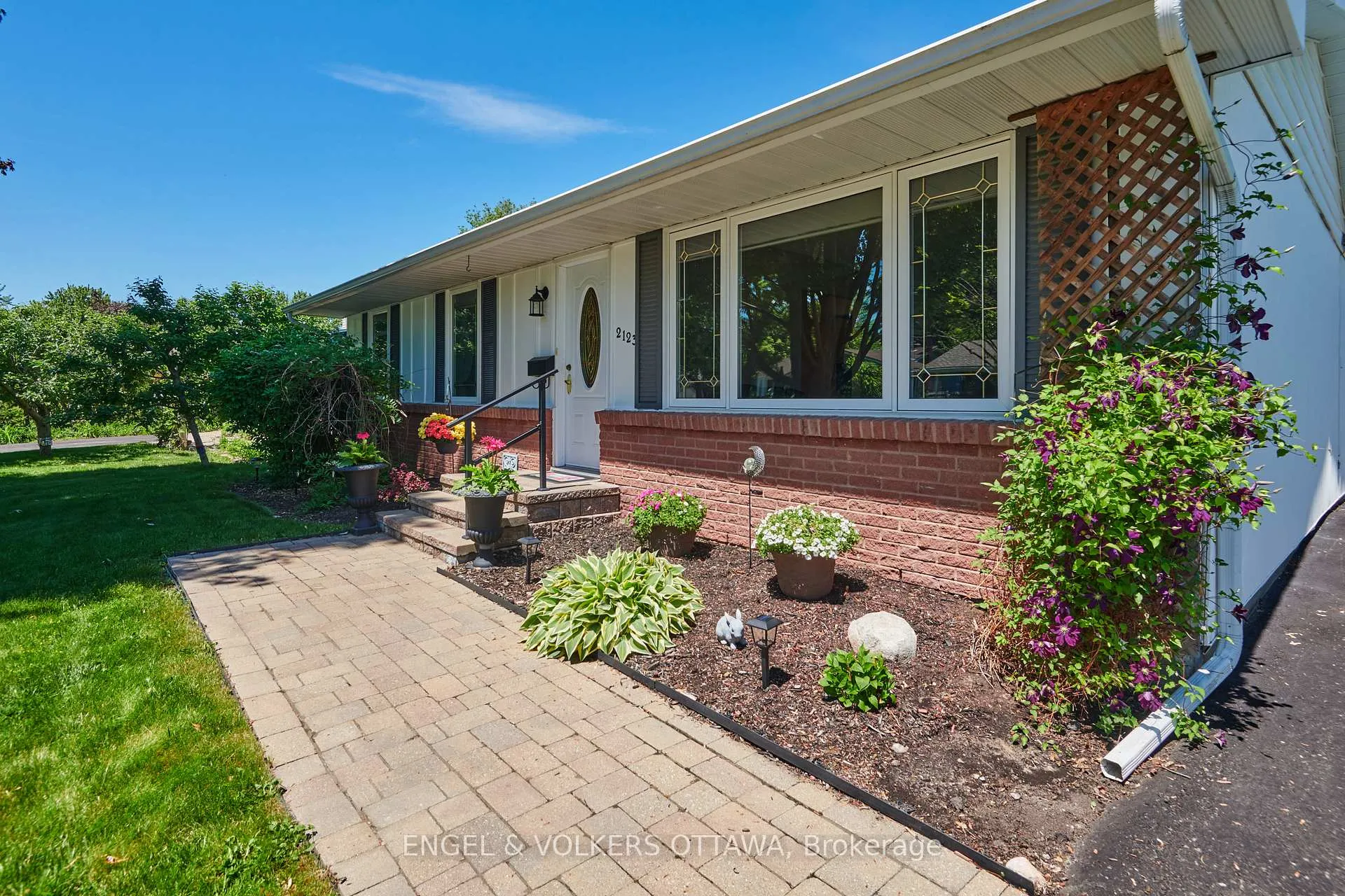 Photo 2 of 2123 Blue Jay Crescent, Ottawa, Beacon Hill North — HOMEH