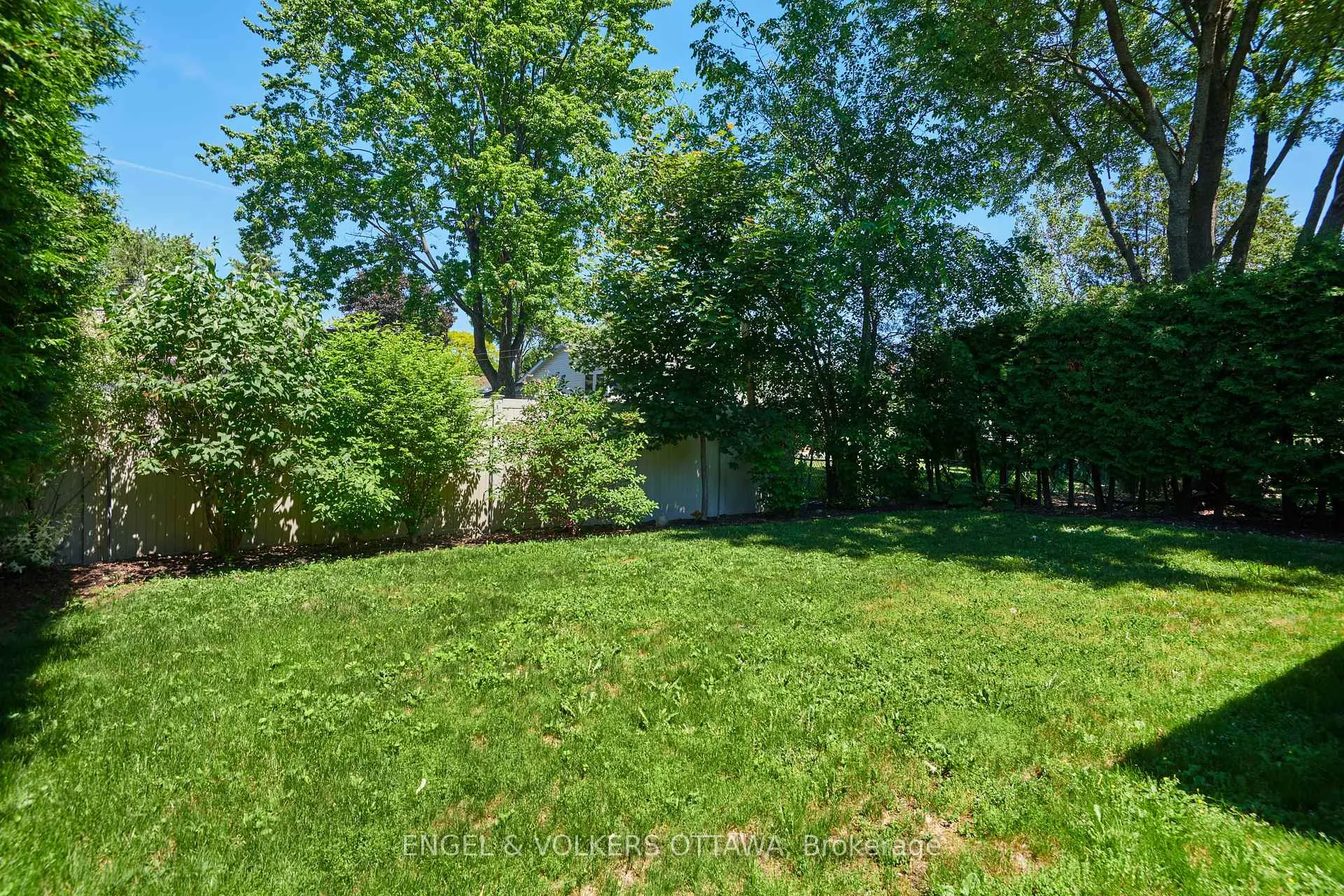 Photo 5 of 2123 Blue Jay Crescent, Ottawa, Beacon Hill North — HOMEH