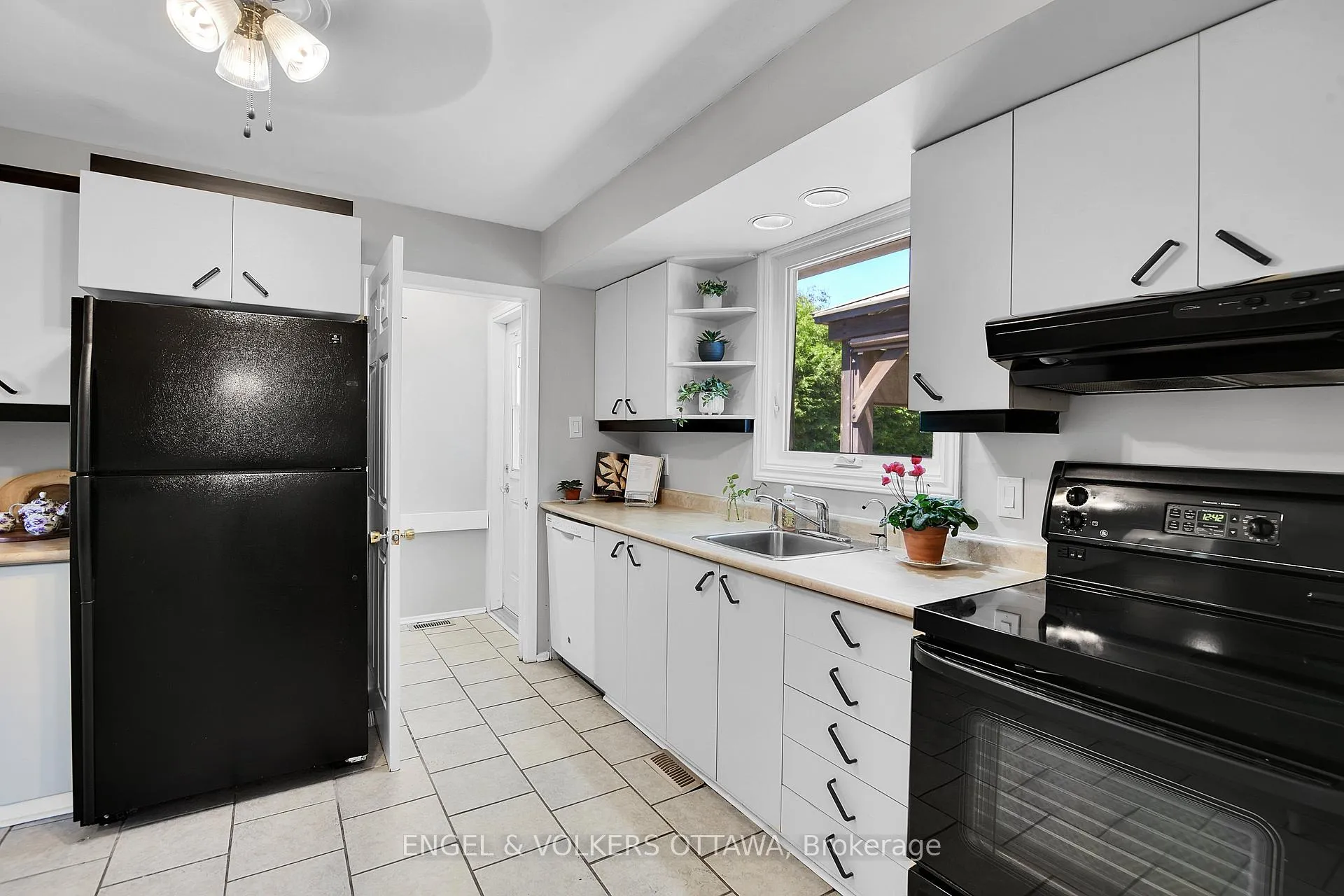 Photo 12 of 2123 Blue Jay Crescent, Ottawa, Beacon Hill North — HOMEH