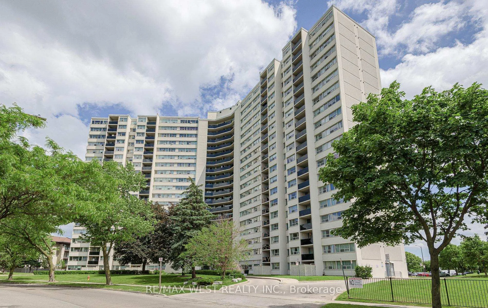Front of Unit 1407, 530 Lolita Gardens NE