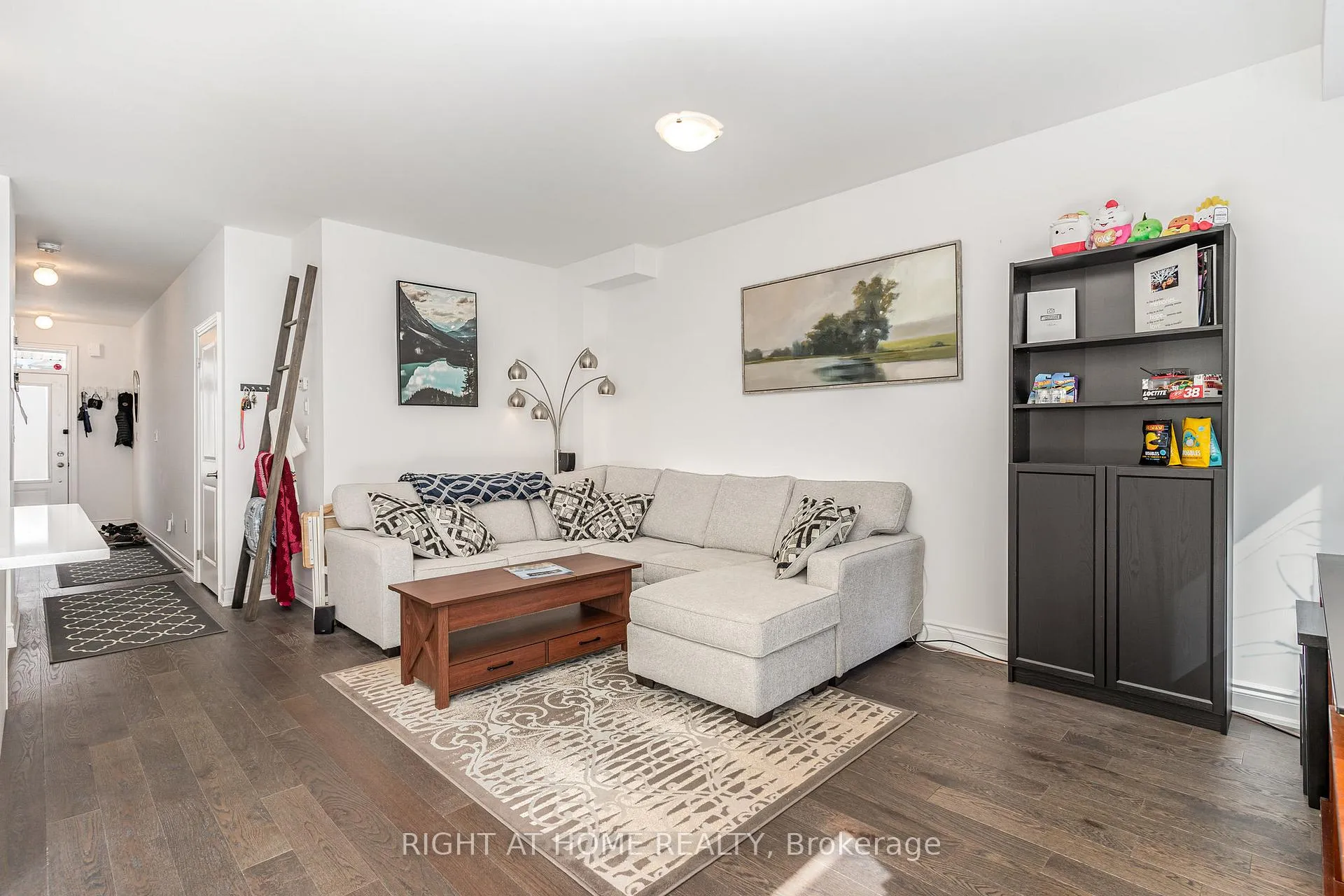 Photo 8 of 27 Lisa Street, Wasaga Beach — HOMEH