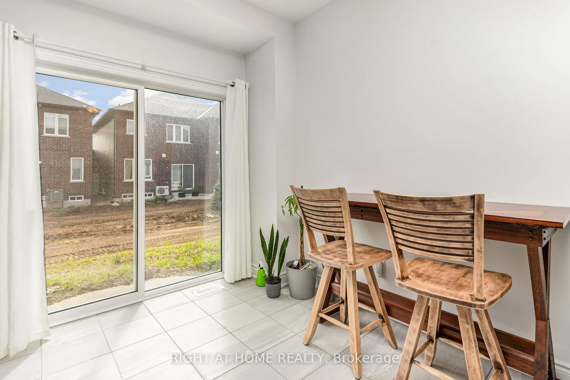 Photo 10 of 27 Lisa Street, Wasaga Beach — HOMEH