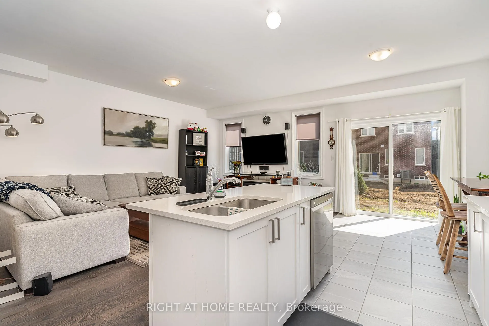 Photo 15 of 27 Lisa Street, Wasaga Beach — HOMEH