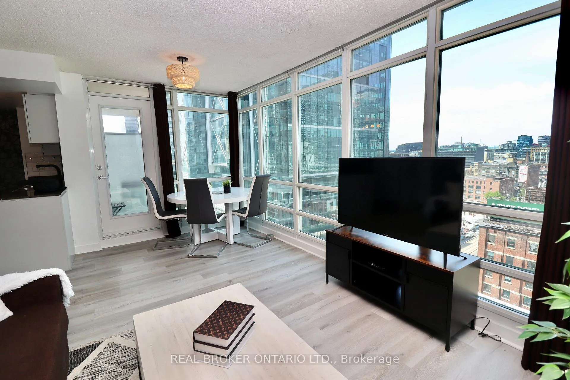 Photo 5 of Unit 1806, 397 Front Street W, Toronto, Waterfront Communities — HOMEH