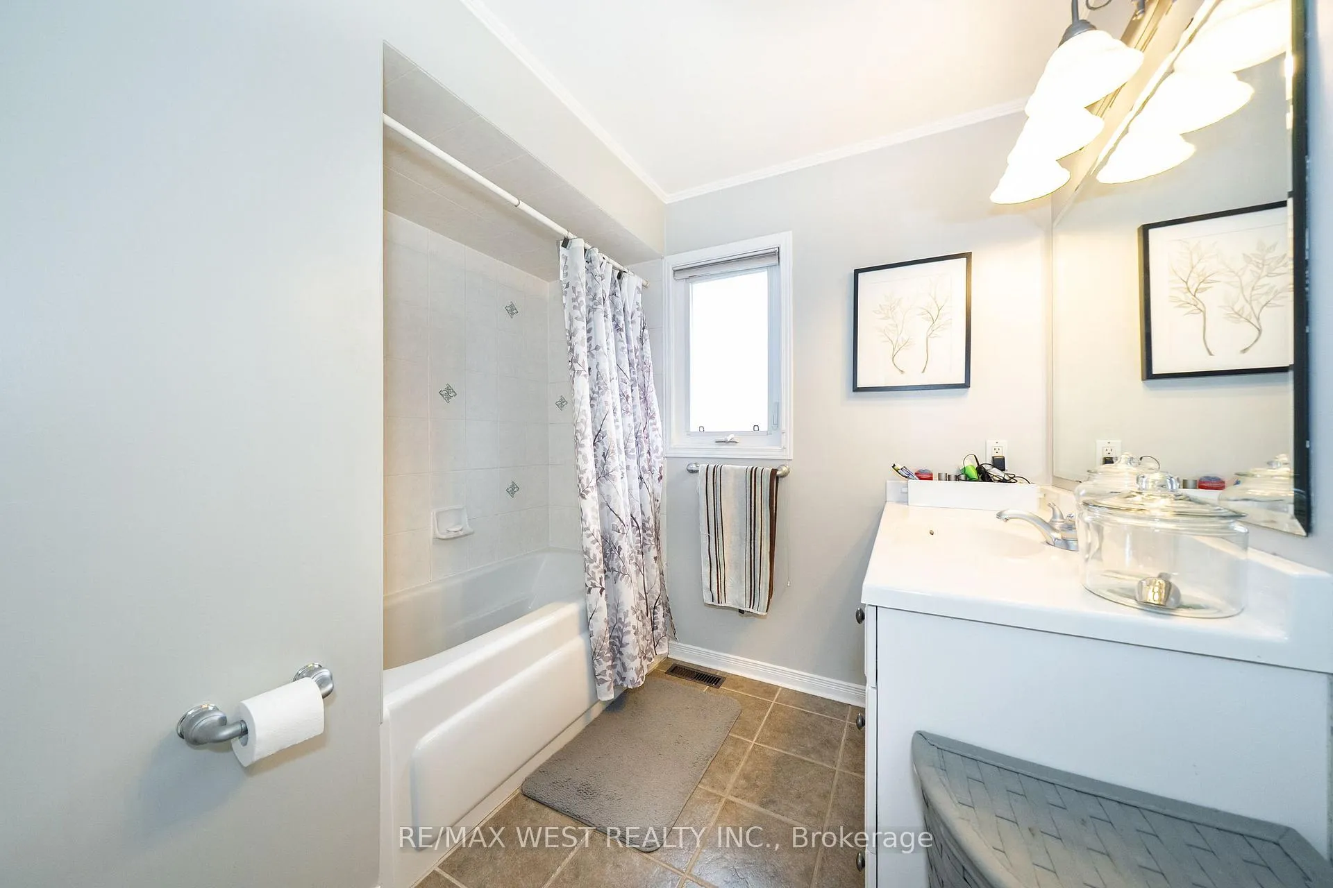 Photo 8 of 6 Hawkins Crescent, Ajax, South West — HOMEH