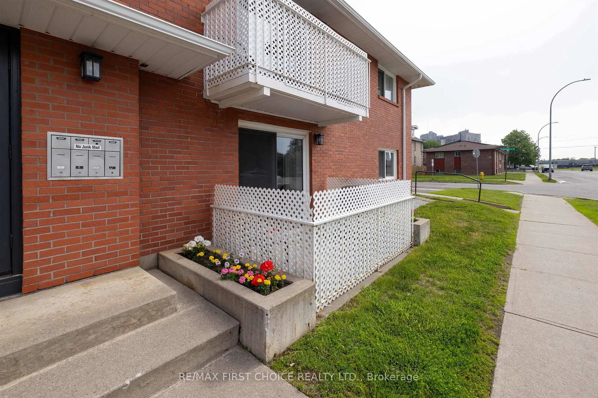 Photo 4 of 641 Catherine Street, Thunder Bay, Hyde Park — HOMEH