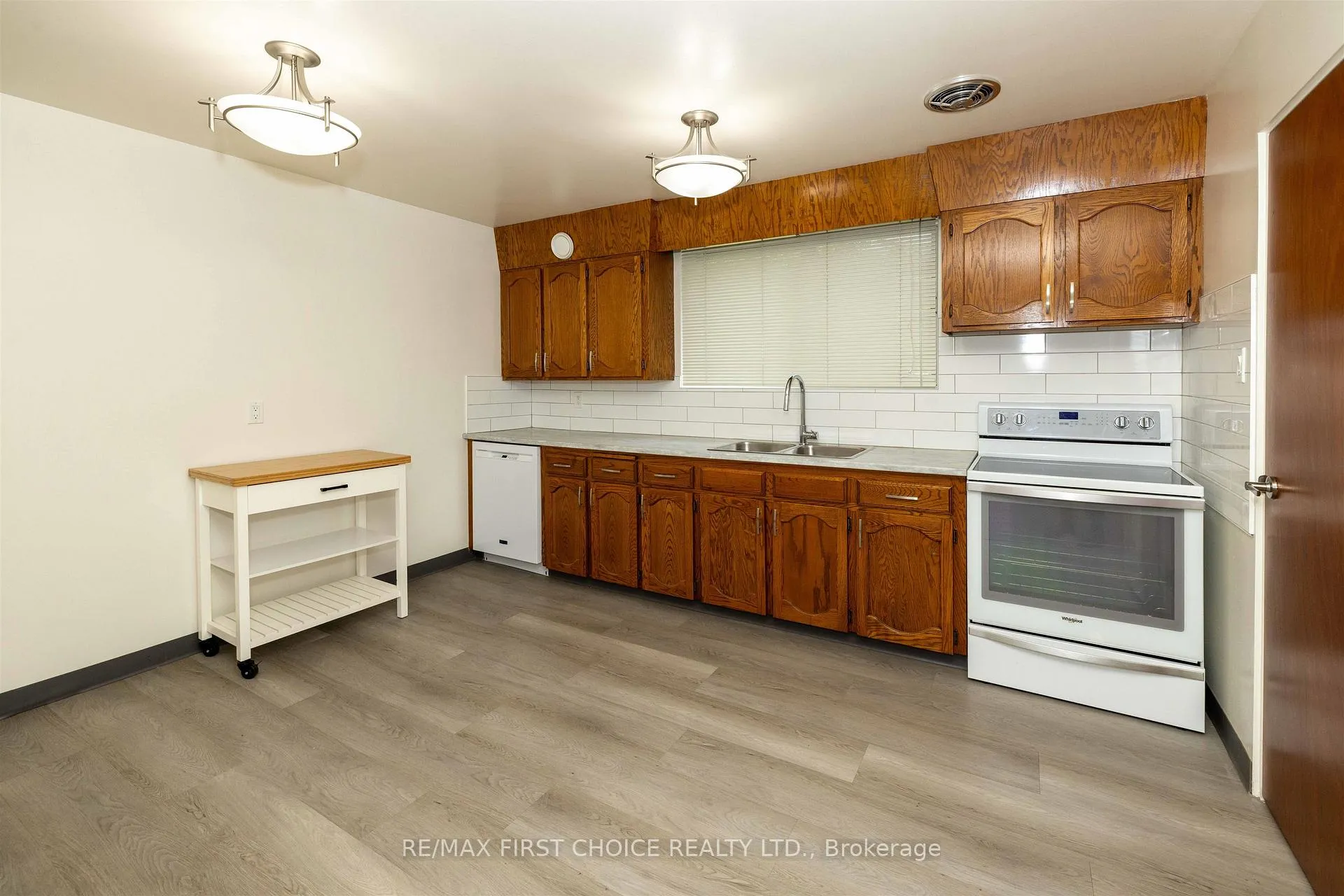 Photo 5 of 641 Catherine Street, Thunder Bay, Hyde Park — HOMEH
