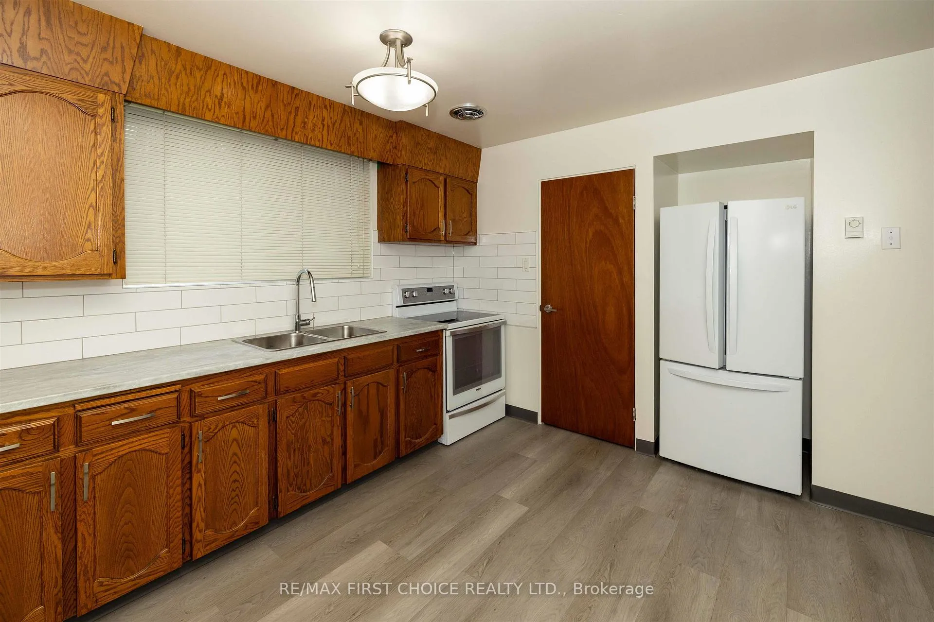 Photo 6 of 641 Catherine Street, Thunder Bay, Hyde Park — HOMEH