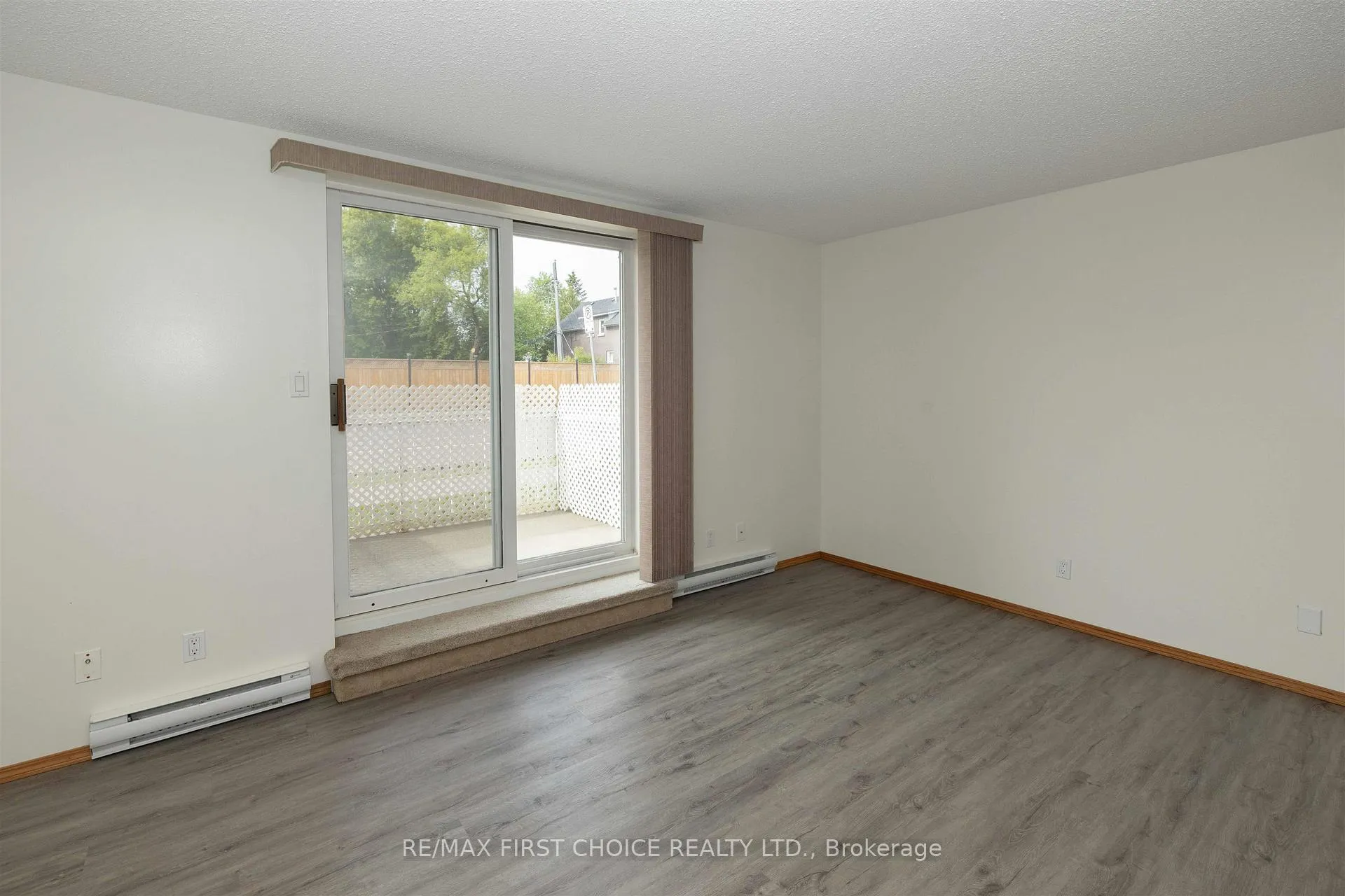 Photo 8 of 641 Catherine Street, Thunder Bay, Hyde Park — HOMEH