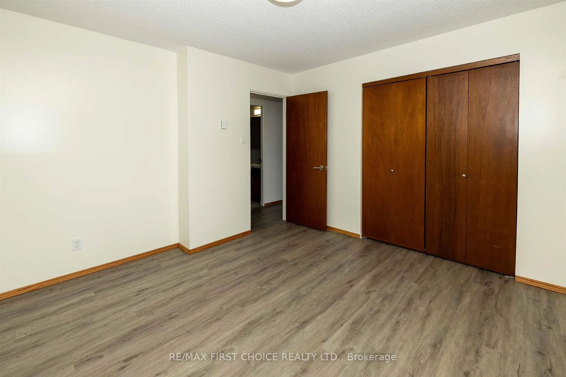 Photo 13 of 641 Catherine Street, Thunder Bay, Hyde Park — HOMEH