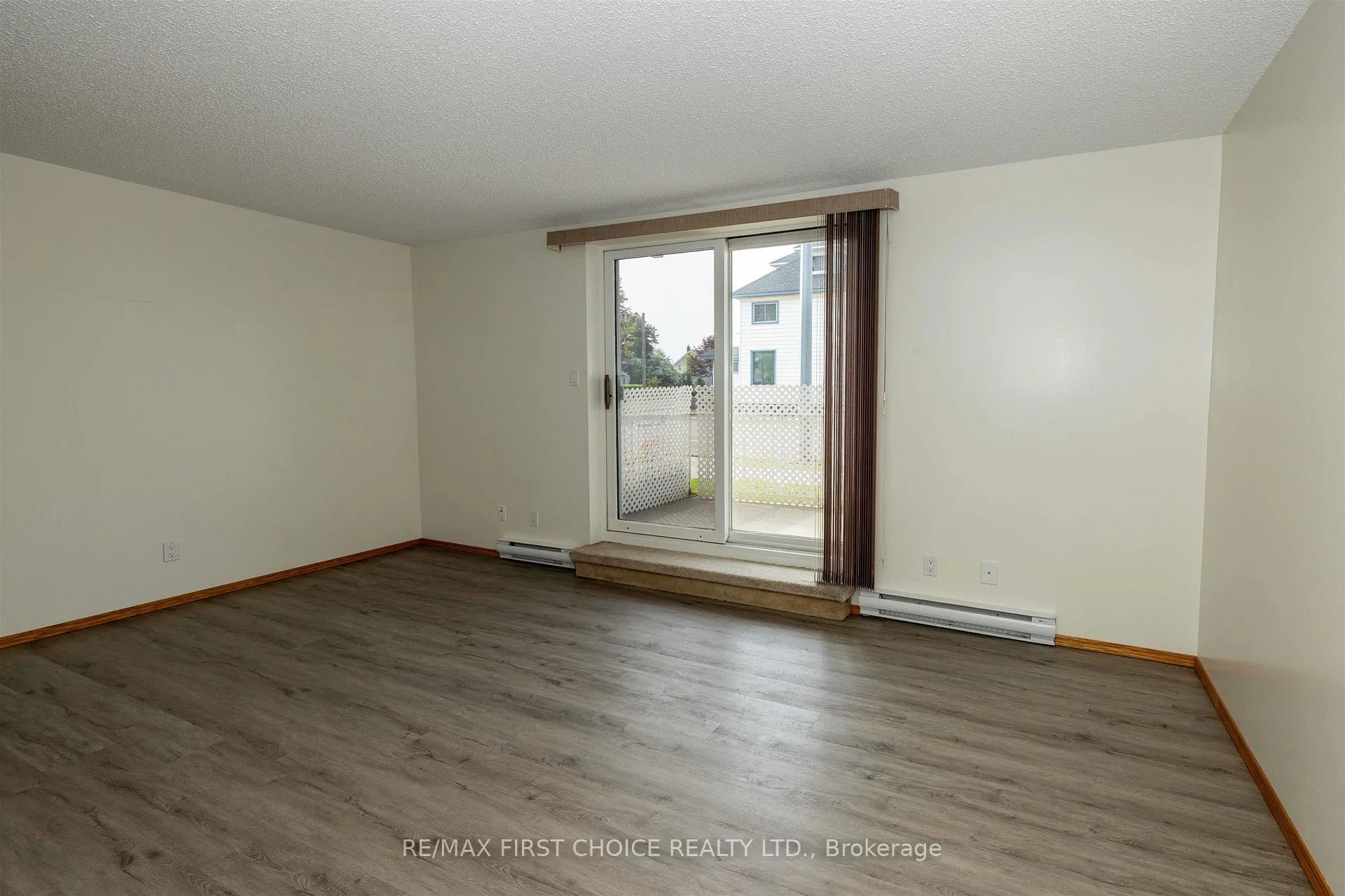 Photo 14 of 641 Catherine Street, Thunder Bay, Hyde Park — HOMEH