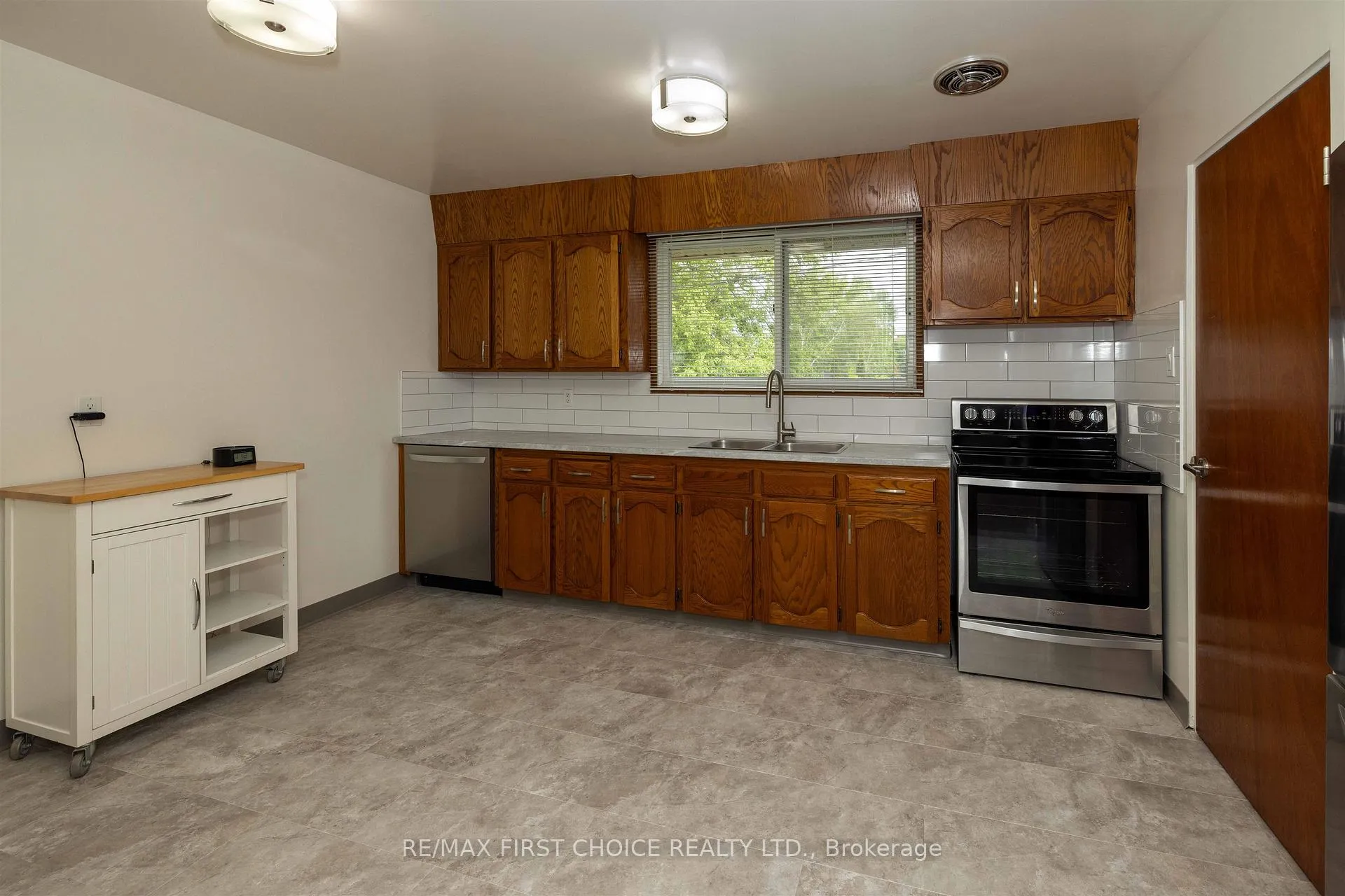 Photo 15 of 641 Catherine Street, Thunder Bay, Hyde Park — HOMEH