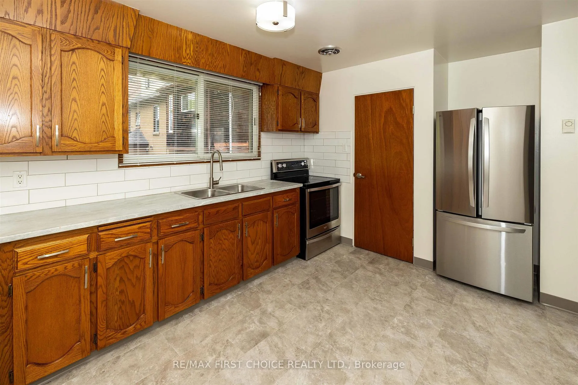 Photo 16 of 641 Catherine Street, Thunder Bay, Hyde Park — HOMEH