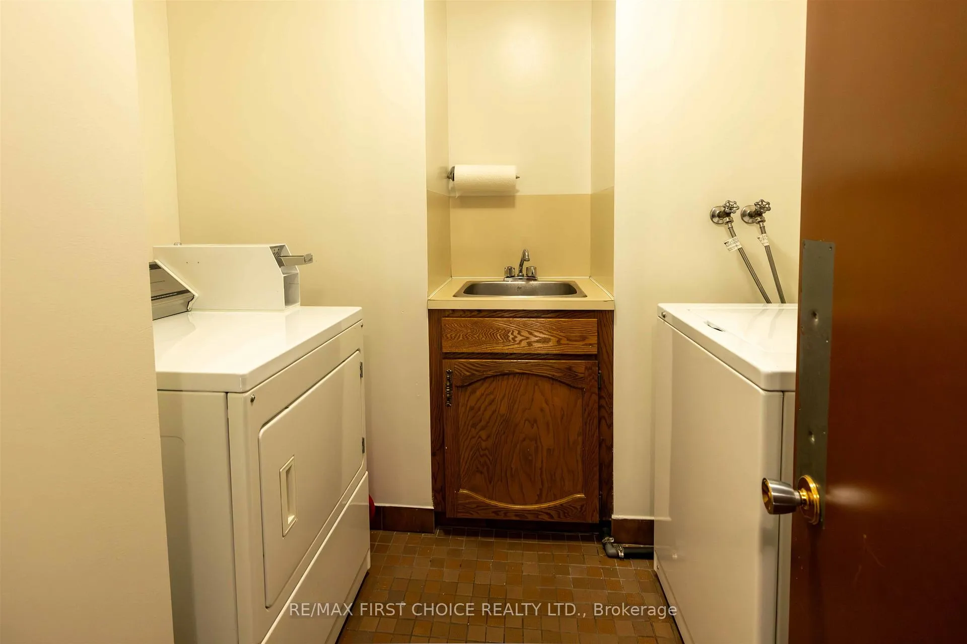 Photo 25 of 641 Catherine Street, Thunder Bay, Hyde Park — HOMEH
