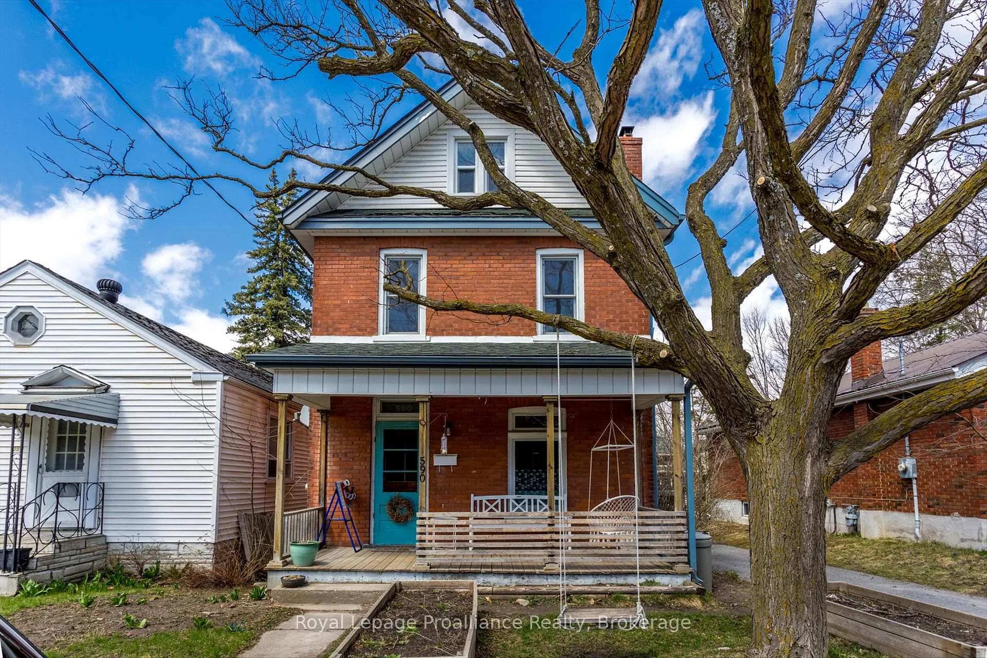 Front of 590 Murray Street