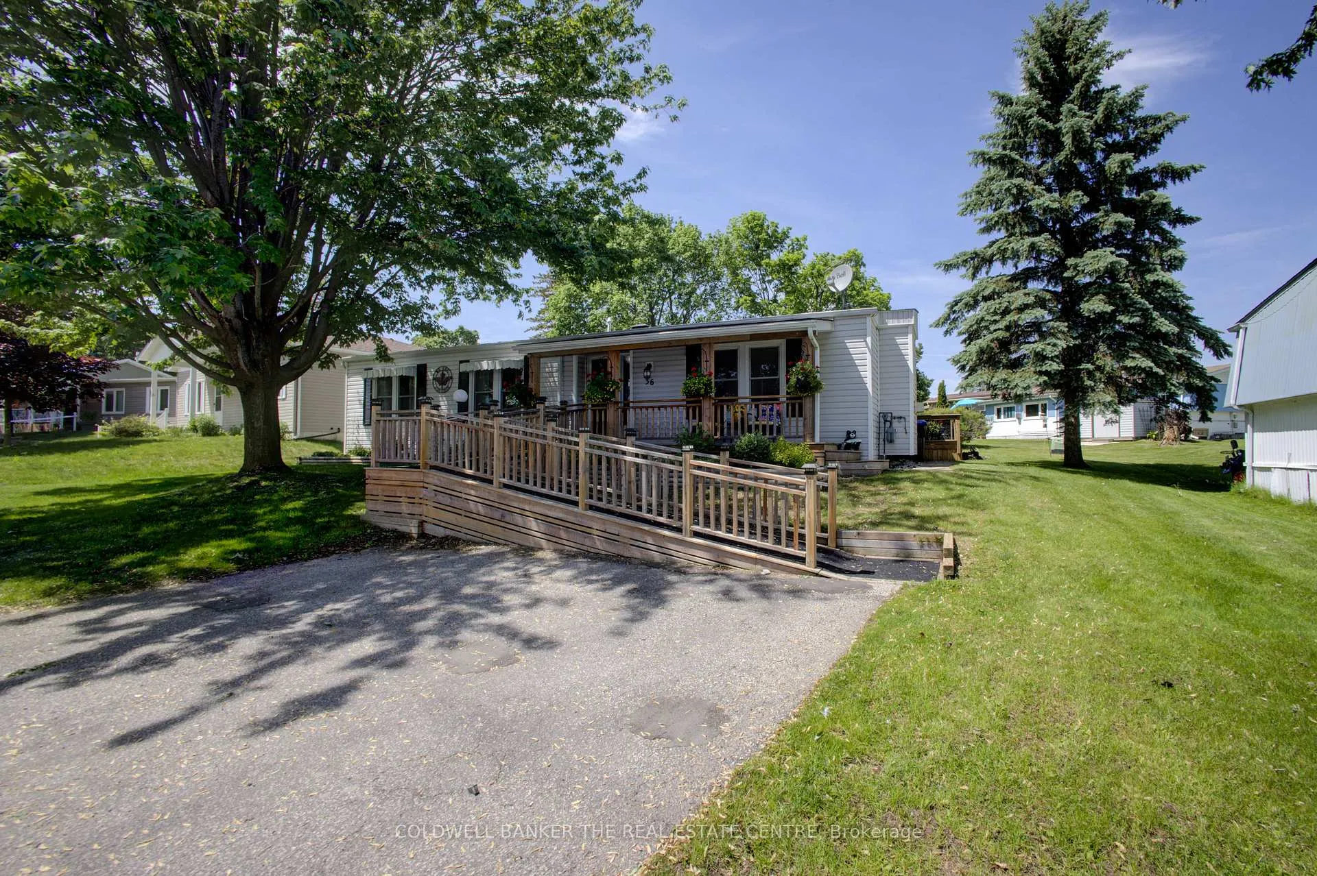 Photo 2 of 36 Linden Lane, Innisfil, Rural Innisfil — HOMEH