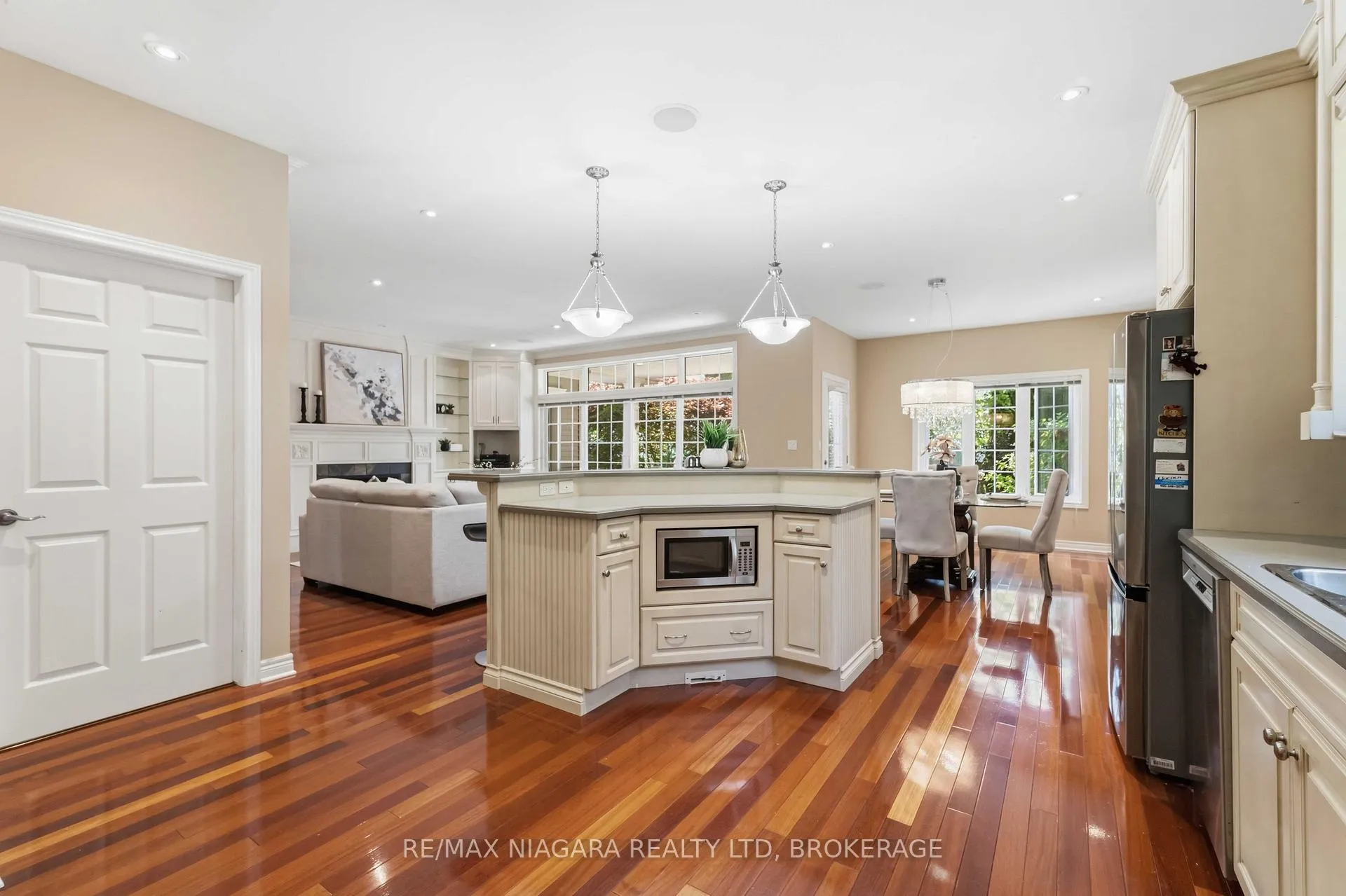 Photo 19 of 34 Sculler's Way, St. Catharines, Martindale Pond — HOMEH
