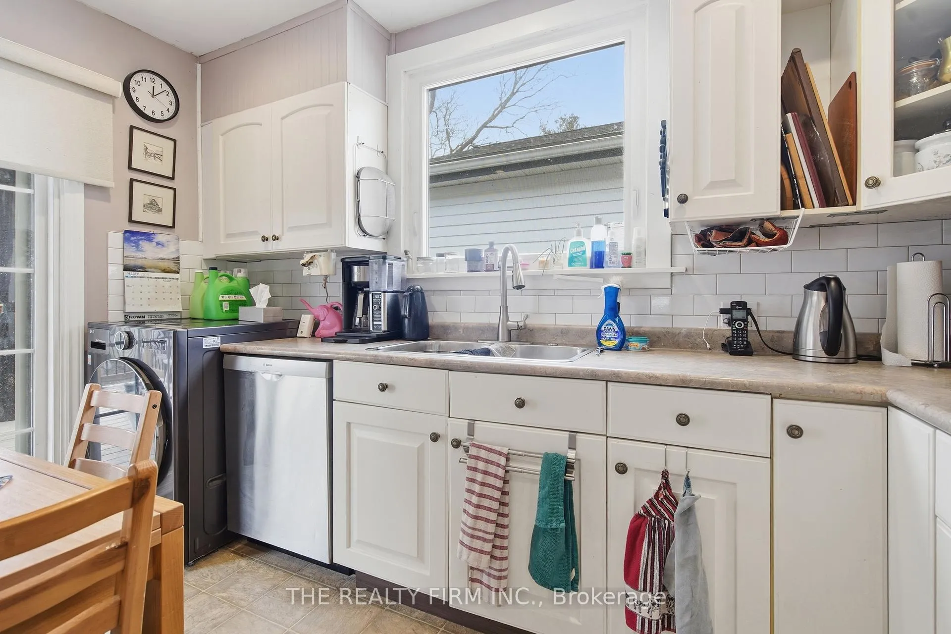 Photo 15 of 119 Connaught Avenue, London, East G — HOMEH