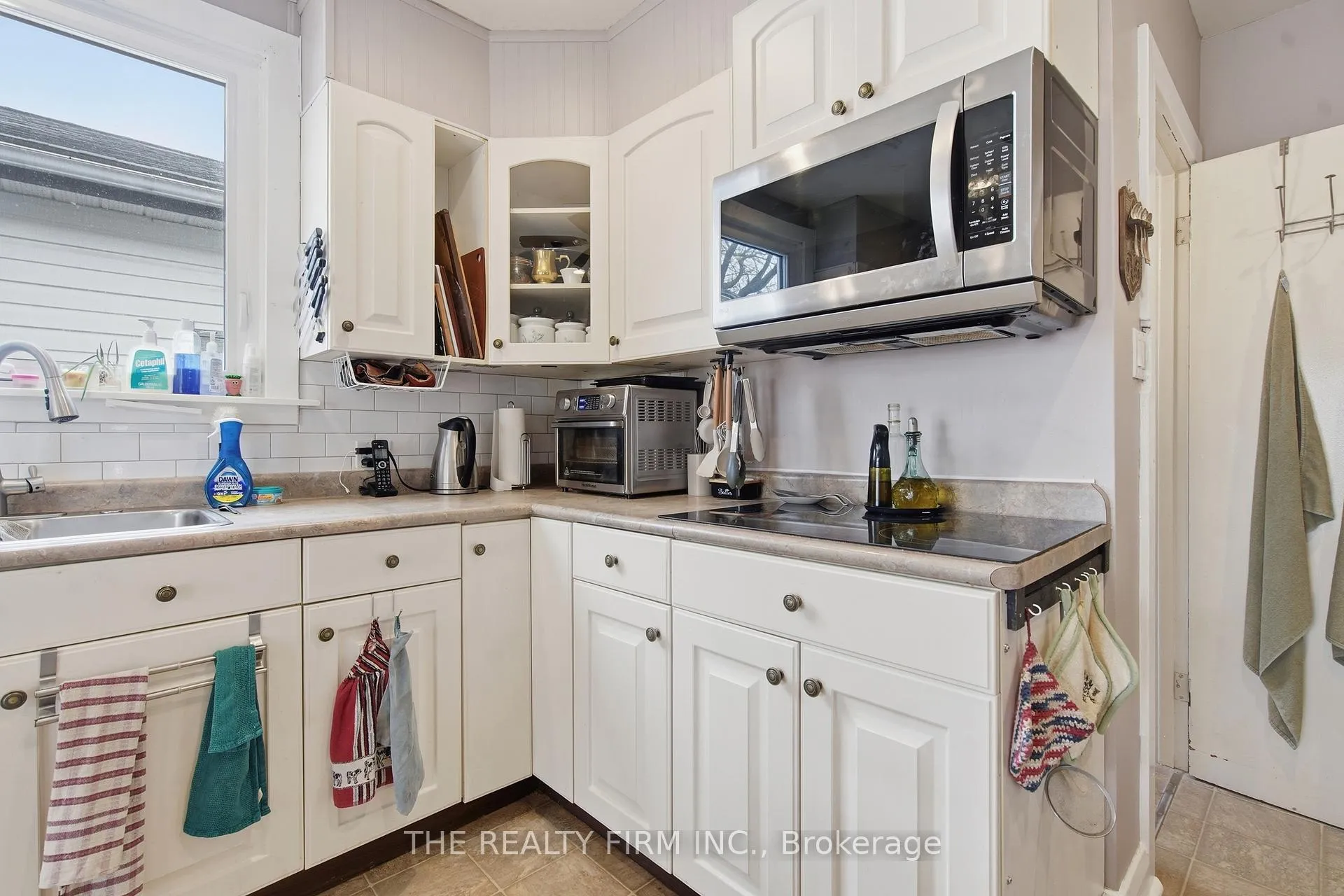 Photo 16 of 119 Connaught Avenue, London, East G — HOMEH