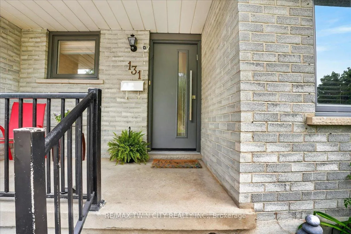 Photo 5 of 131 Carlyle Drive, Kitchener — HOMEH