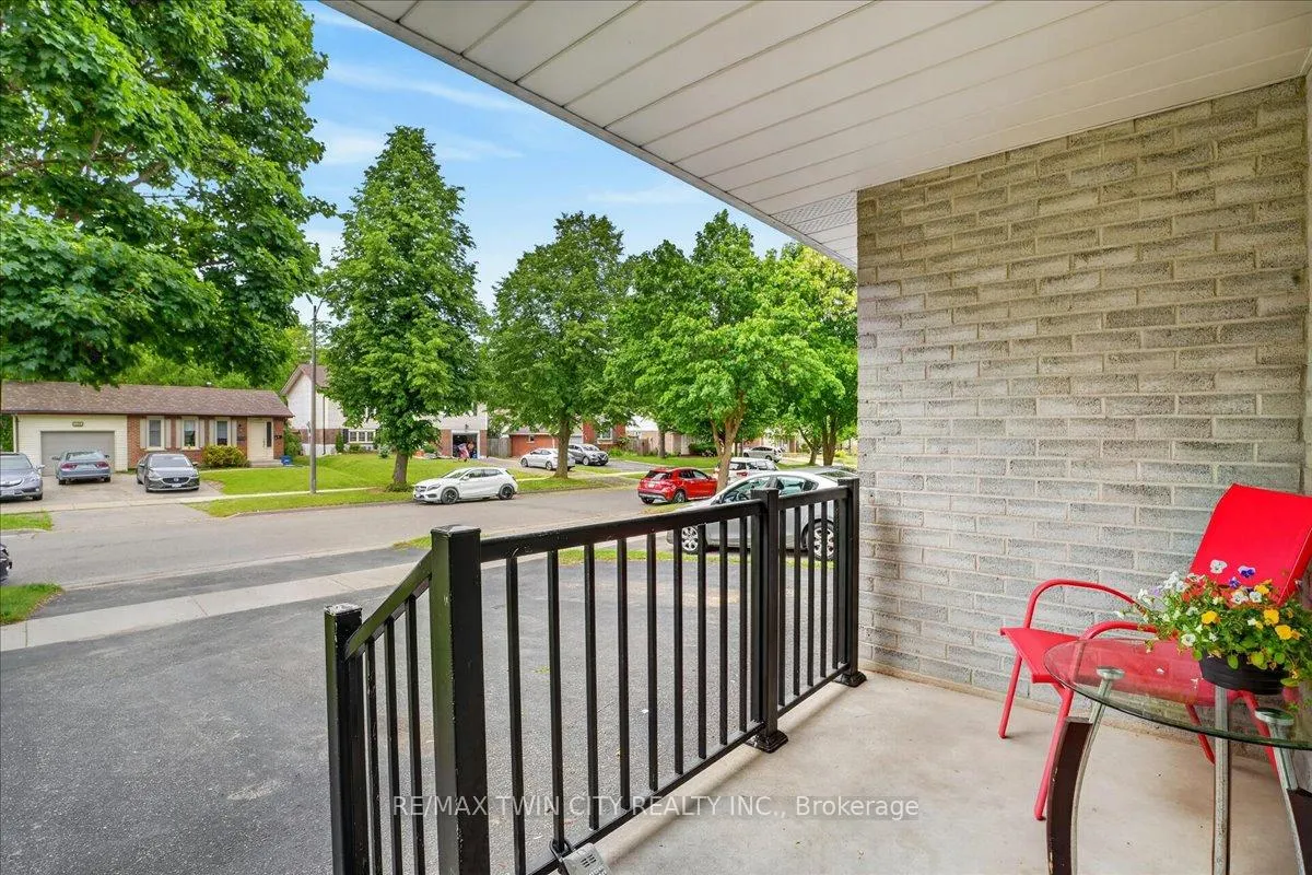 Photo 6 of 131 Carlyle Drive, Kitchener — HOMEH