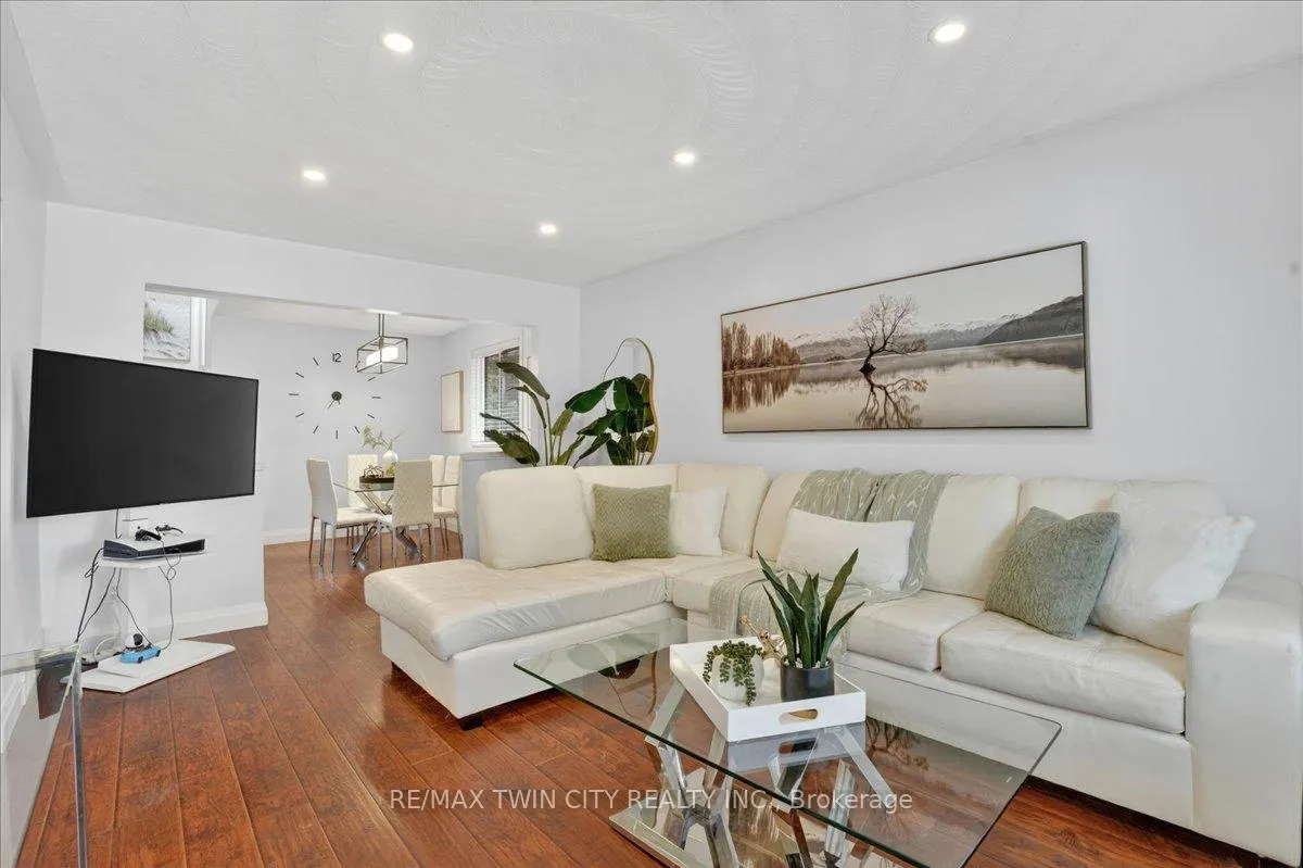 Photo 10 of 131 Carlyle Drive, Kitchener — HOMEH