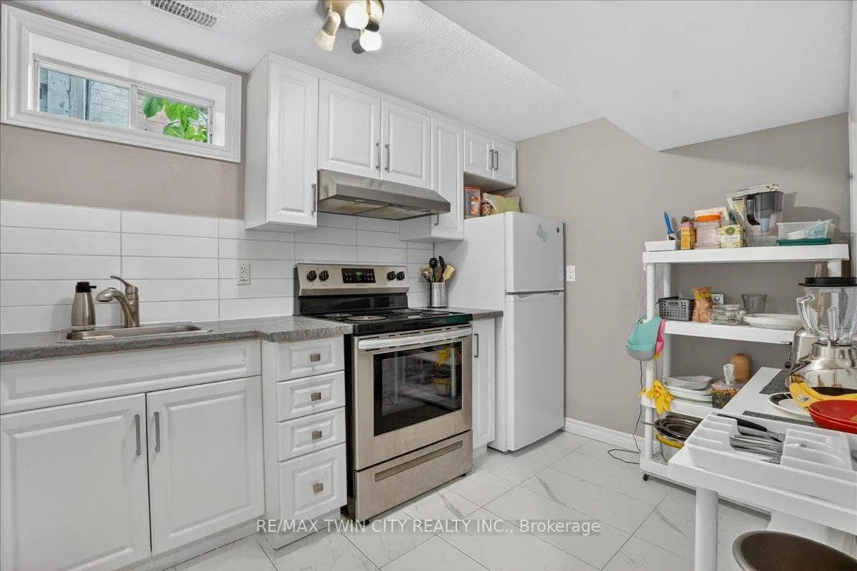 Photo 37 of 131 Carlyle Drive, Kitchener — HOMEH