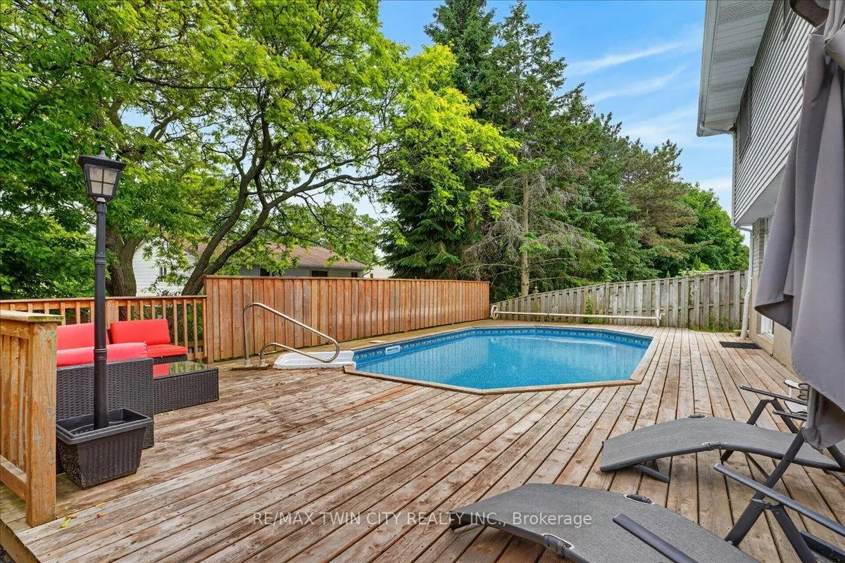 Photo 43 of 131 Carlyle Drive, Kitchener — HOMEH