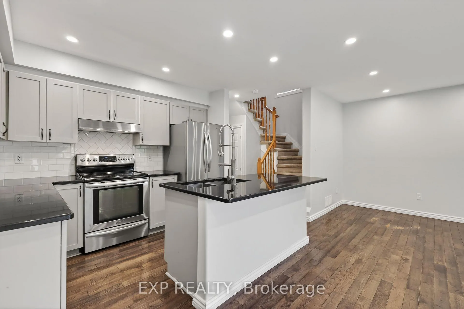 Photo 2 of 11 Boulder Way, Ottawa, Barrhaven - Longfields — HOMEH