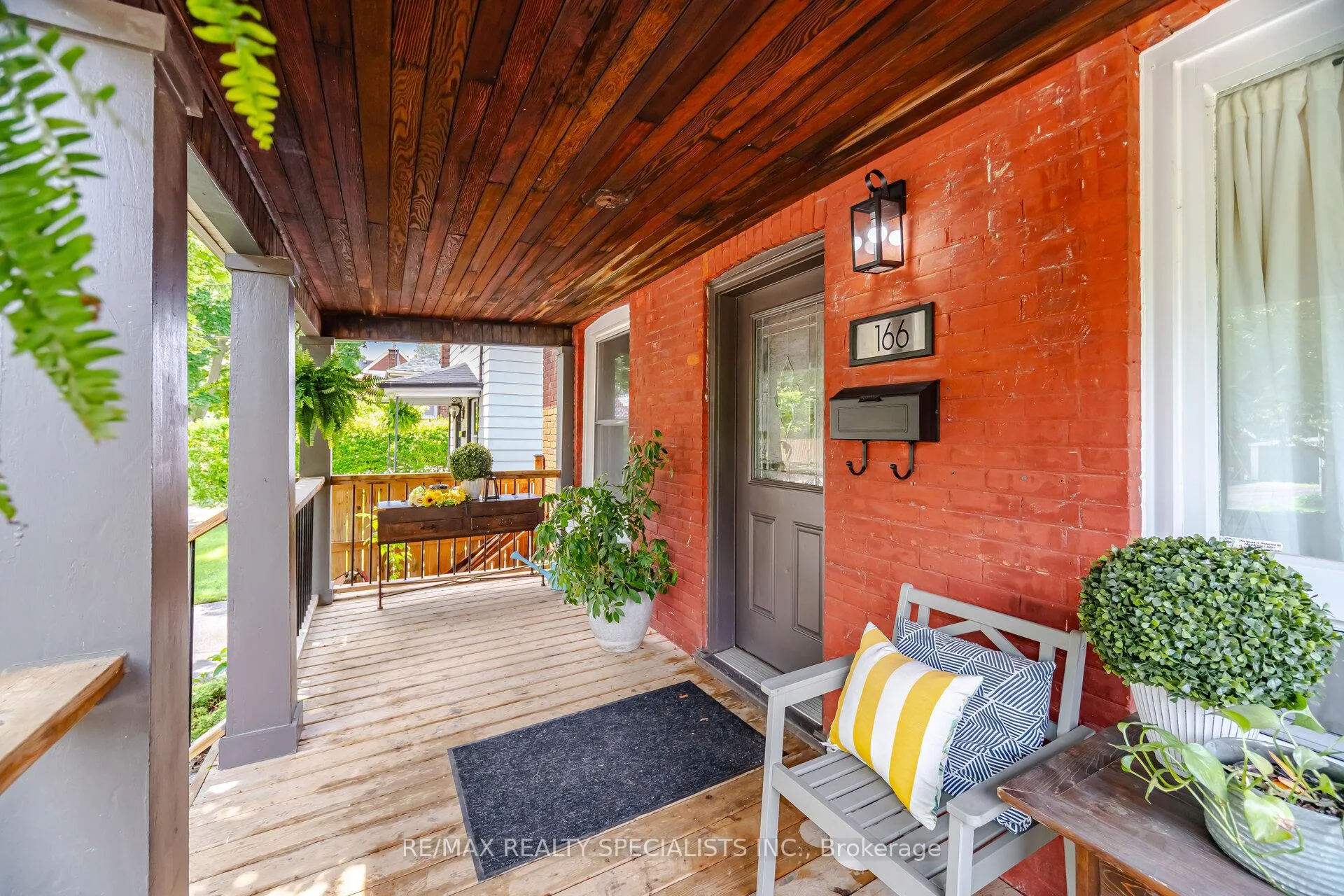 Photo 3 of 166 East Avenue, Brantford, Victoria/Arthur — HOMEH
