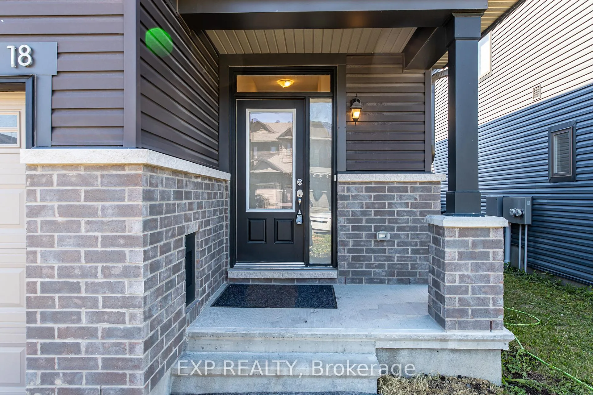Photo 2 of 18 Rookie Crescent, Ottawa, Kanata - Emerald Meadows/Trailwest — HOMEH