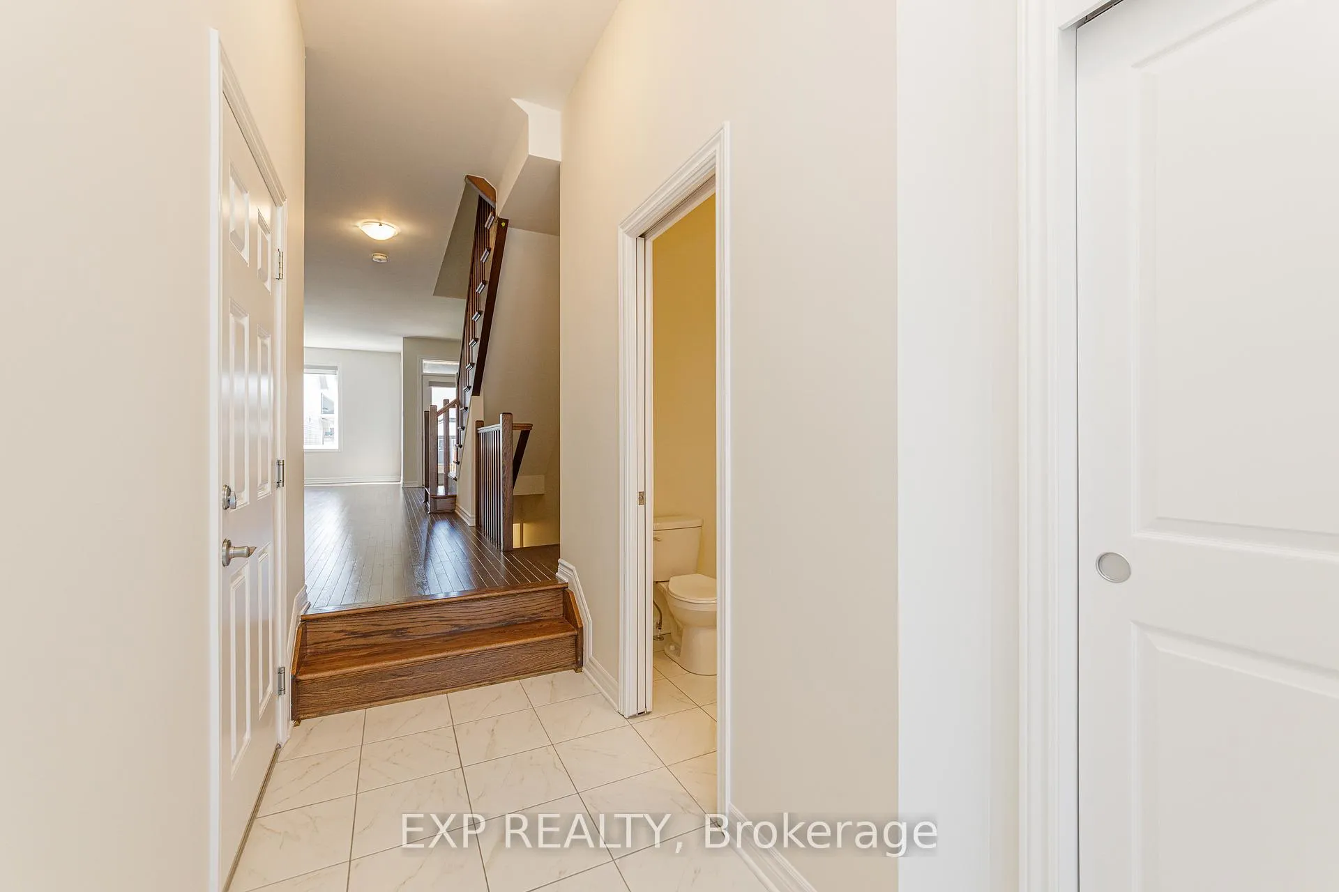 Photo 3 of 18 Rookie Crescent, Ottawa, Kanata - Emerald Meadows/Trailwest — HOMEH