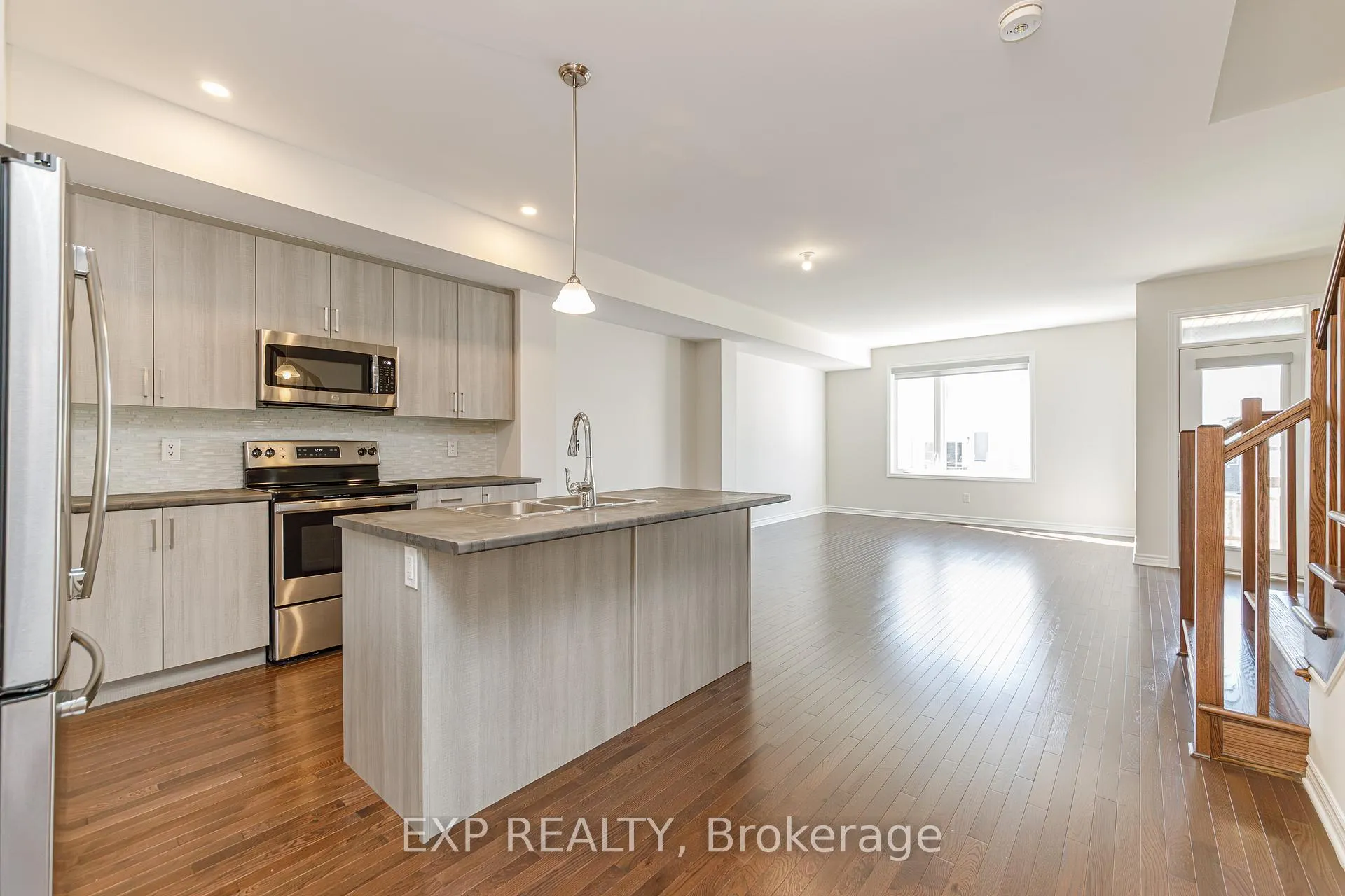 Photo 5 of 18 Rookie Crescent, Ottawa, Kanata - Emerald Meadows/Trailwest — HOMEH