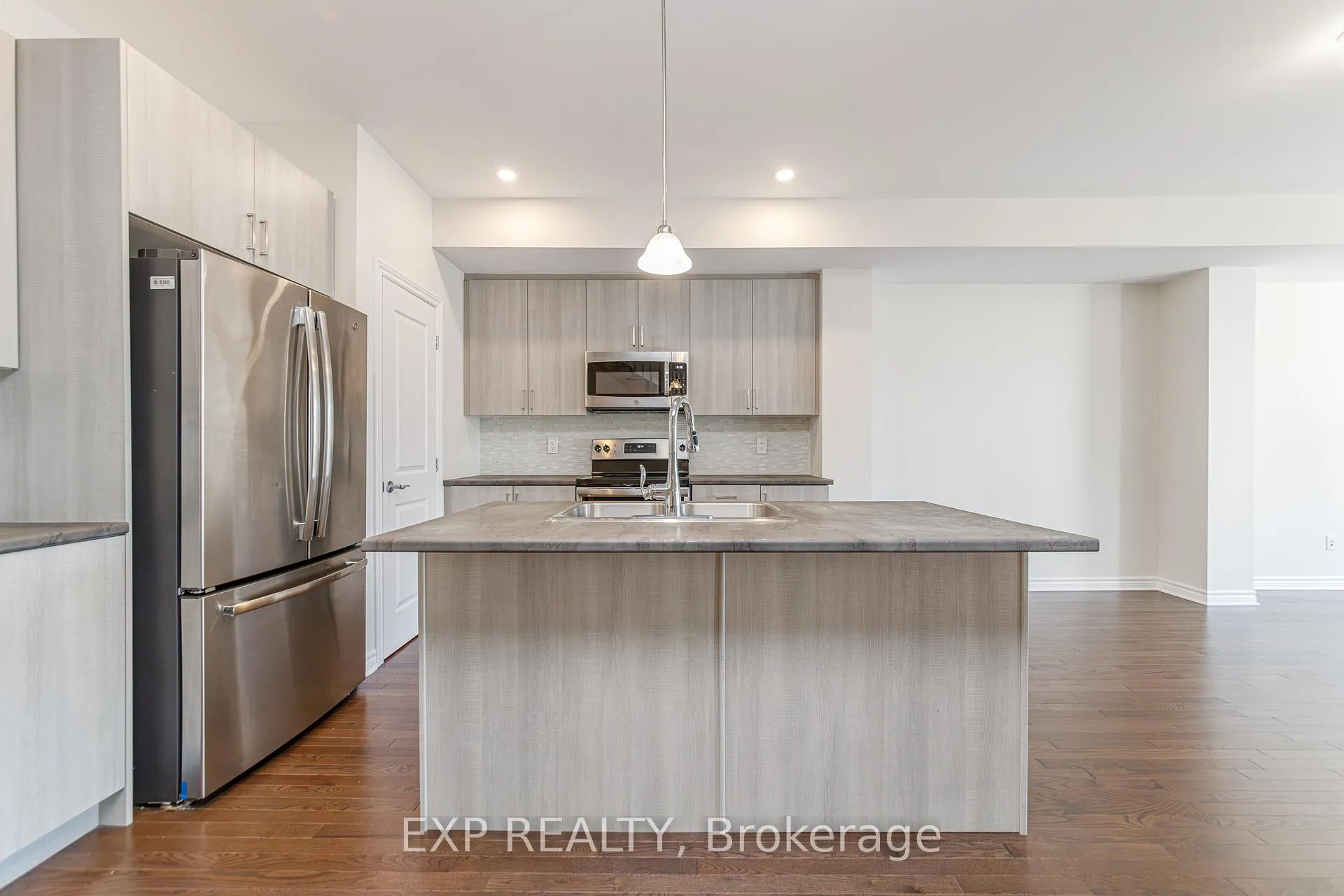 Photo 6 of 18 Rookie Crescent, Ottawa, Kanata - Emerald Meadows/Trailwest — HOMEH