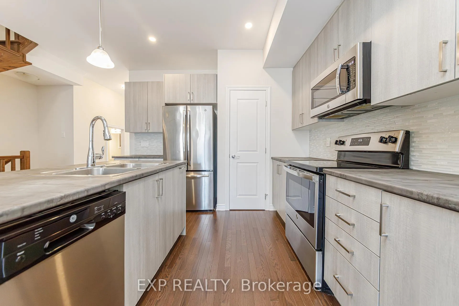 Photo 9 of 18 Rookie Crescent, Ottawa, Kanata - Emerald Meadows/Trailwest — HOMEH