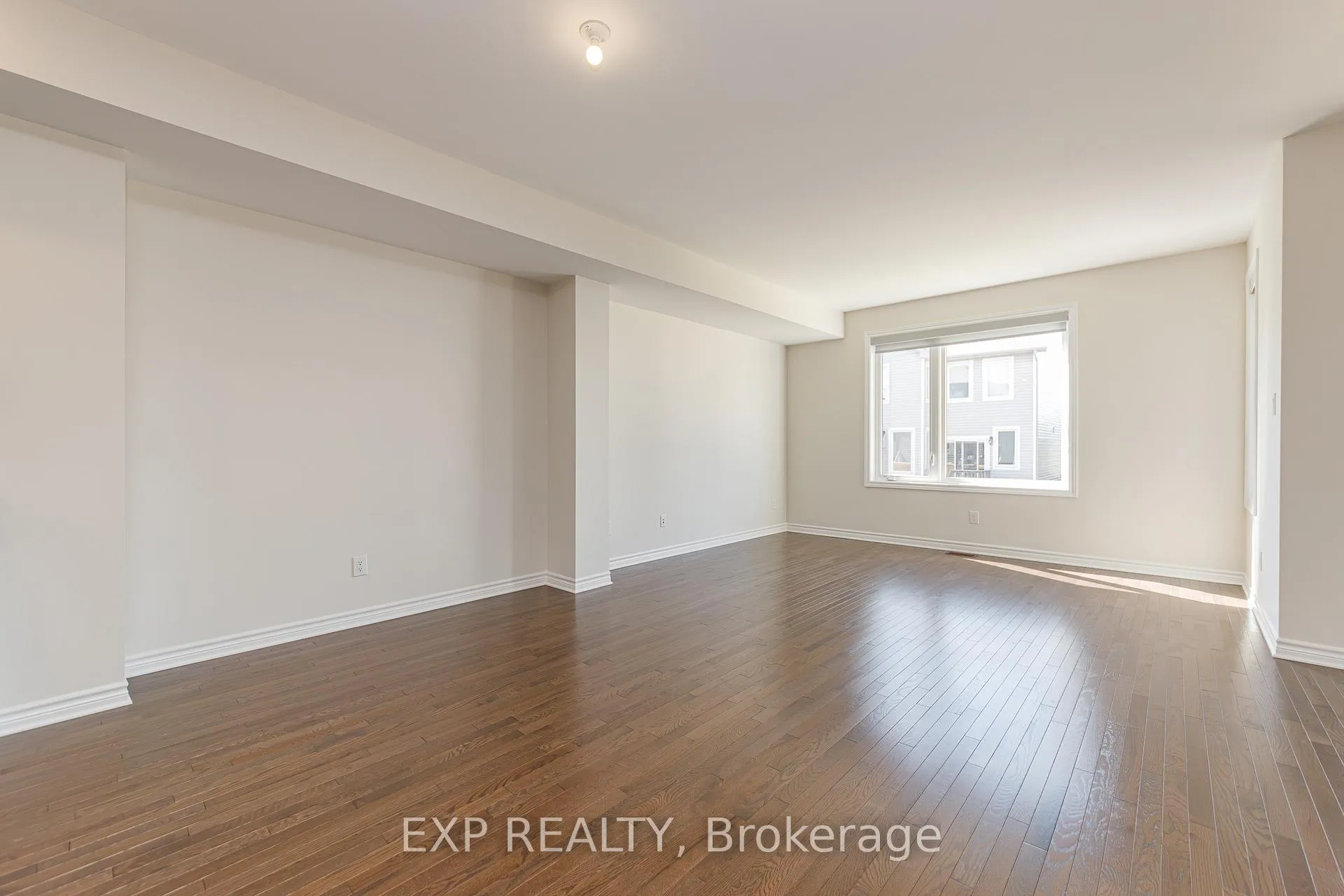 Photo 11 of 18 Rookie Crescent, Ottawa, Kanata - Emerald Meadows/Trailwest — HOMEH
