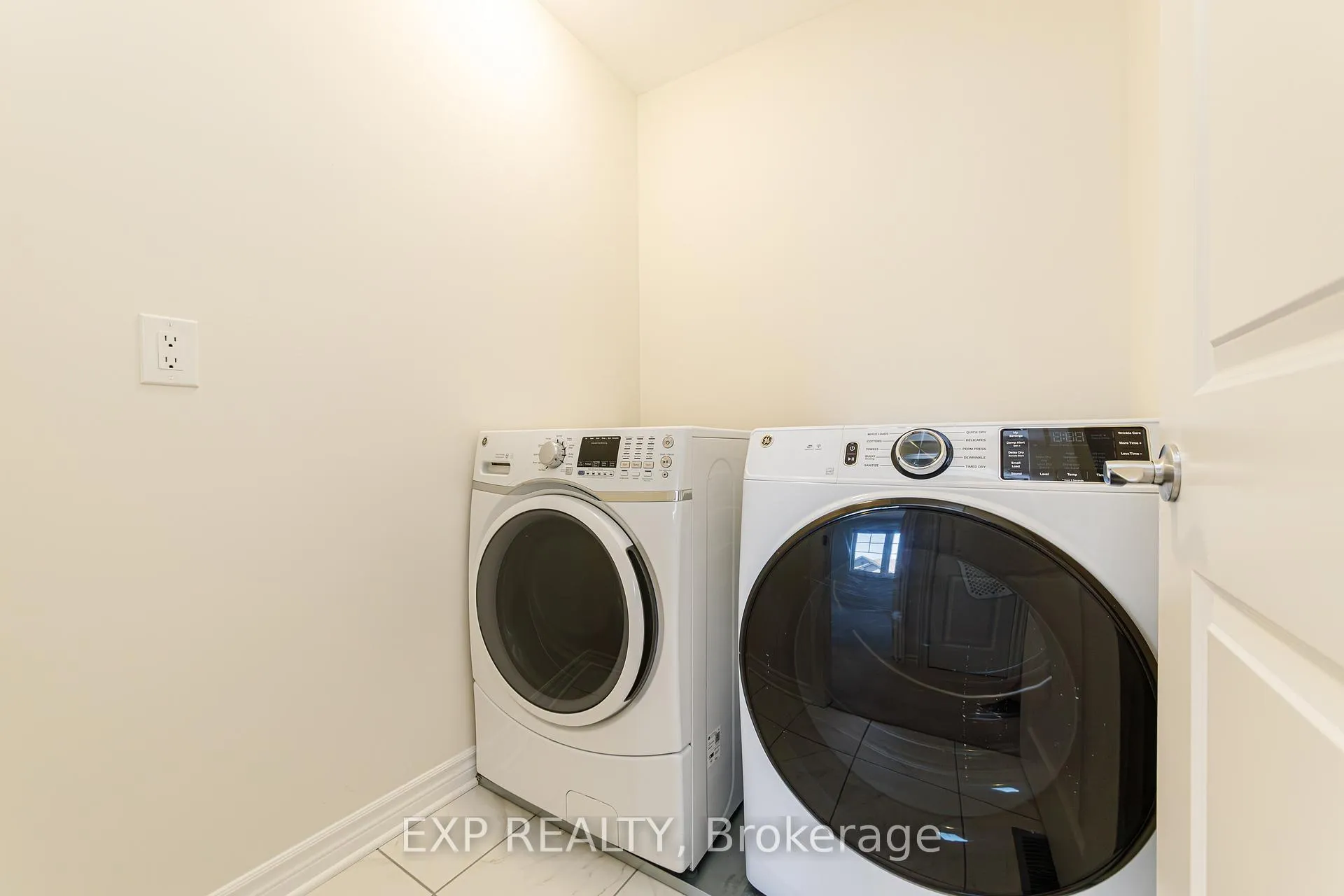 Photo 15 of 18 Rookie Crescent, Ottawa, Kanata - Emerald Meadows/Trailwest — HOMEH