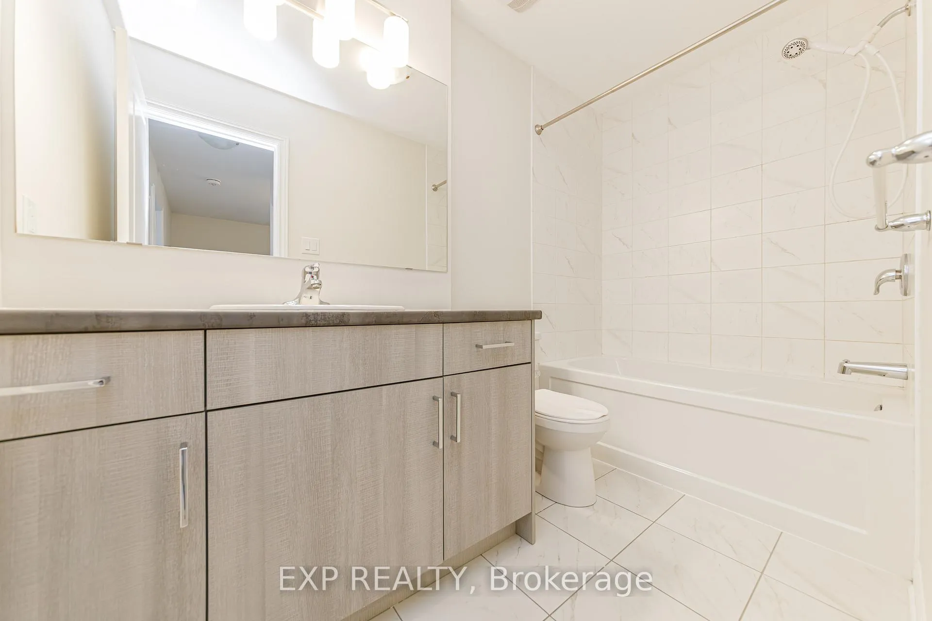 Photo 16 of 18 Rookie Crescent, Ottawa, Kanata - Emerald Meadows/Trailwest — HOMEH