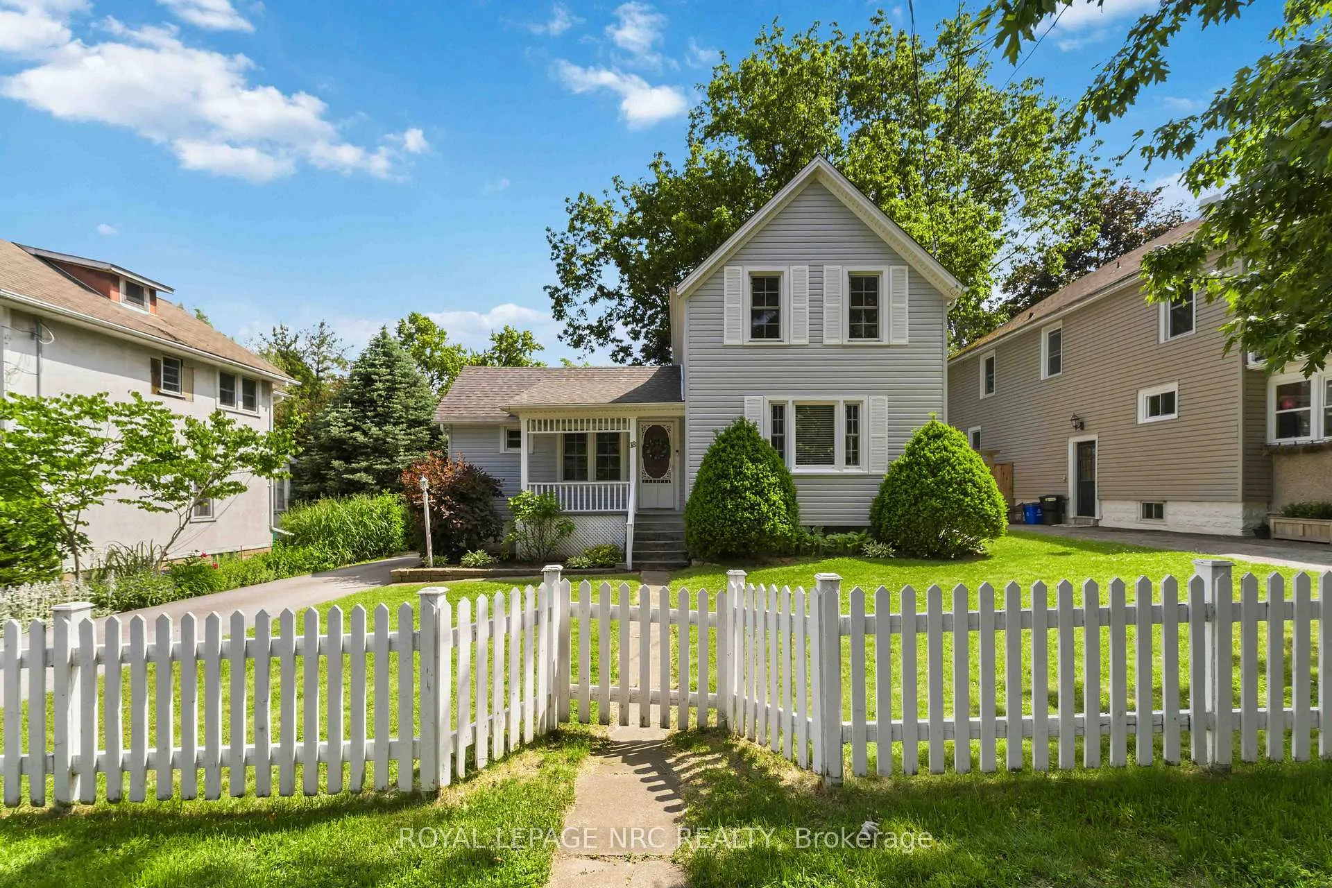 Photo 2 of 18 College Street, Pelham, Fonthill — HOMEH